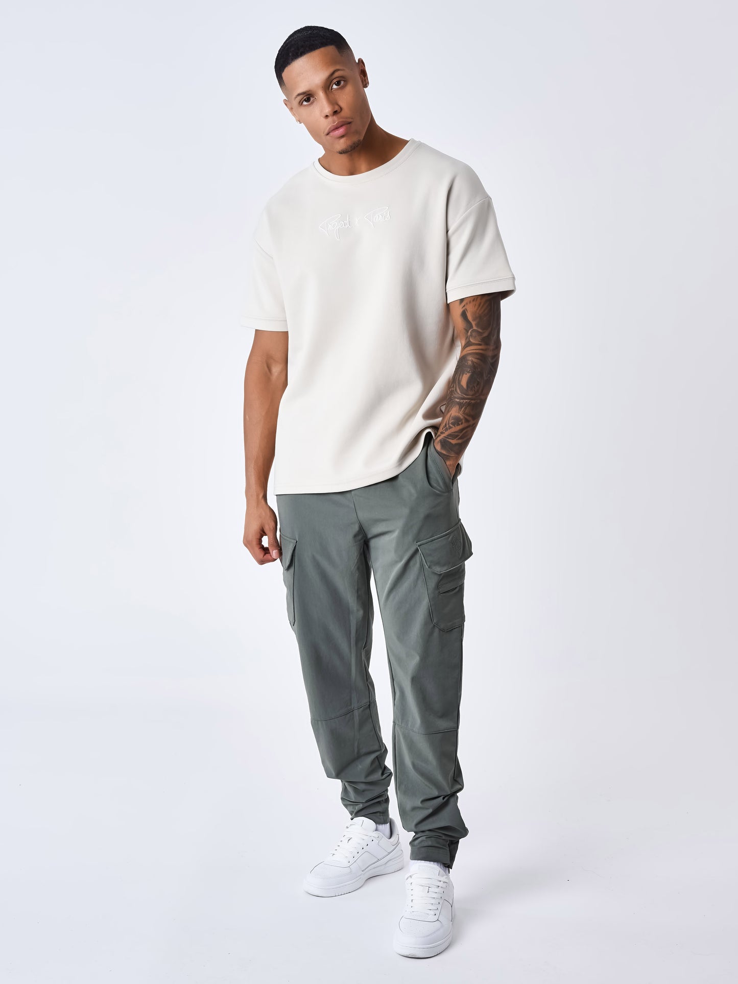 cargo-multi-poches-technique-olive-fonce-modelshot