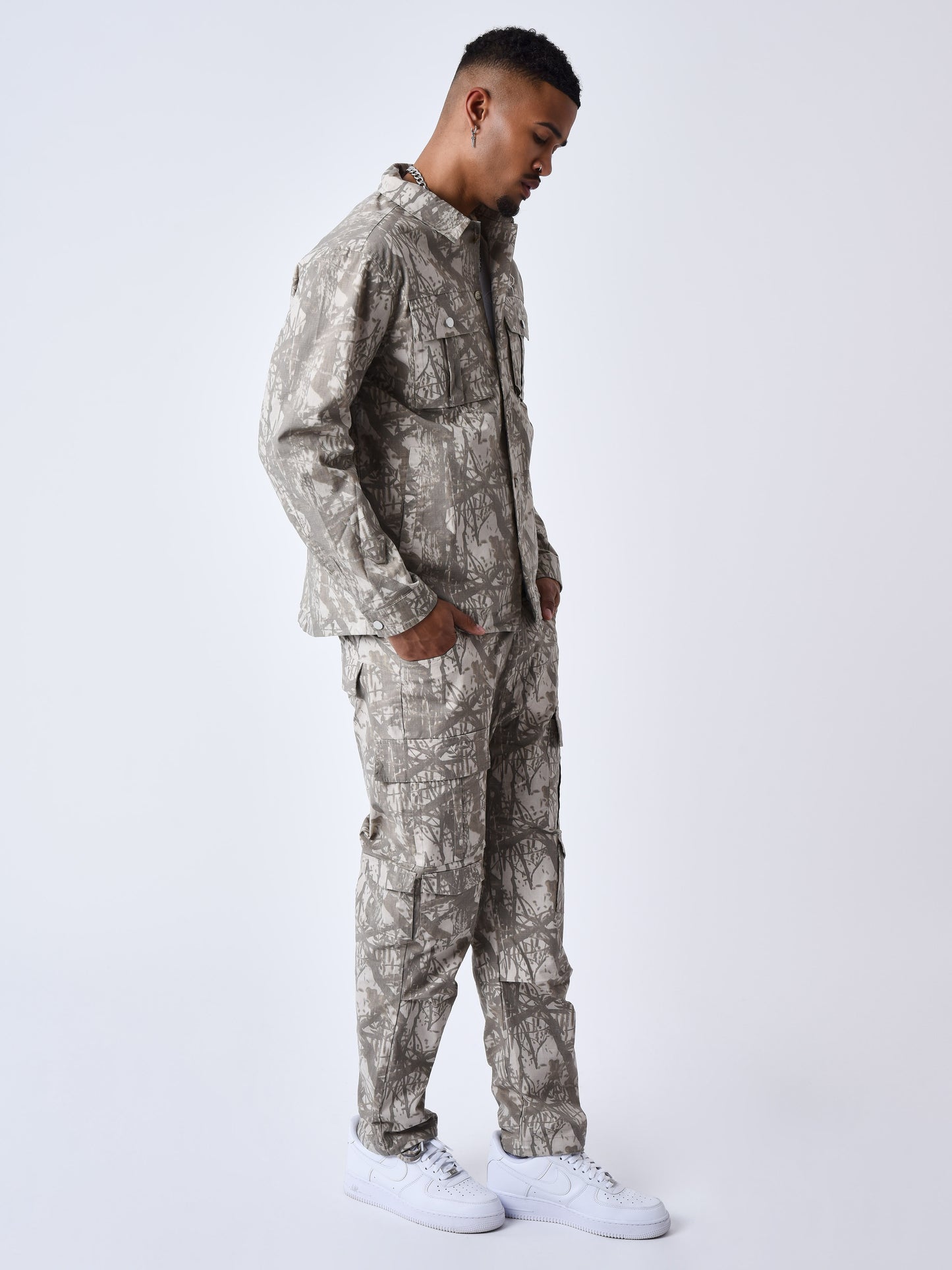cargo-multipoches-motif-branchage-beige-modelshot