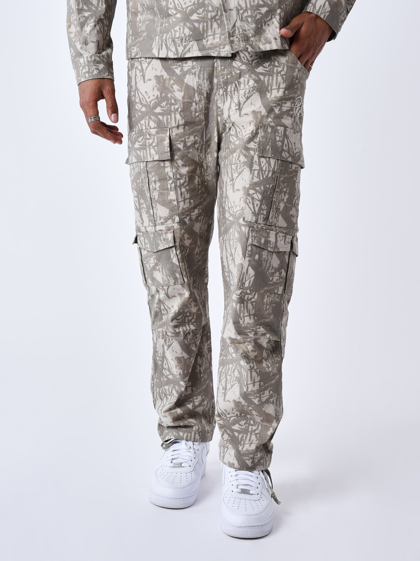 cargo-multipoches-motif-branchage-beige-modelshot