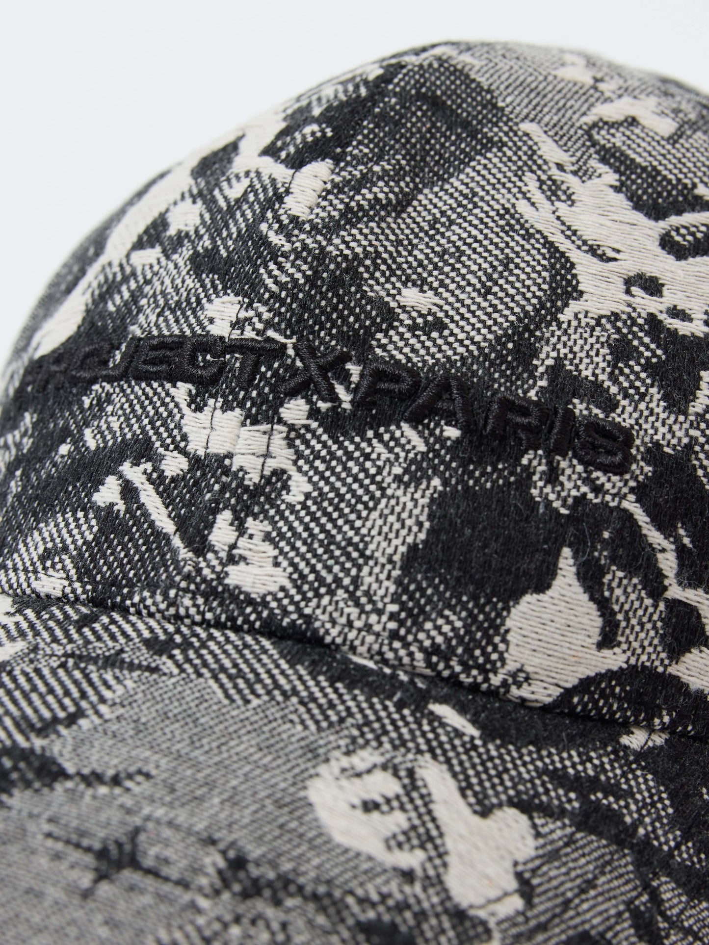 casquette-a-motif-abstrait-noir