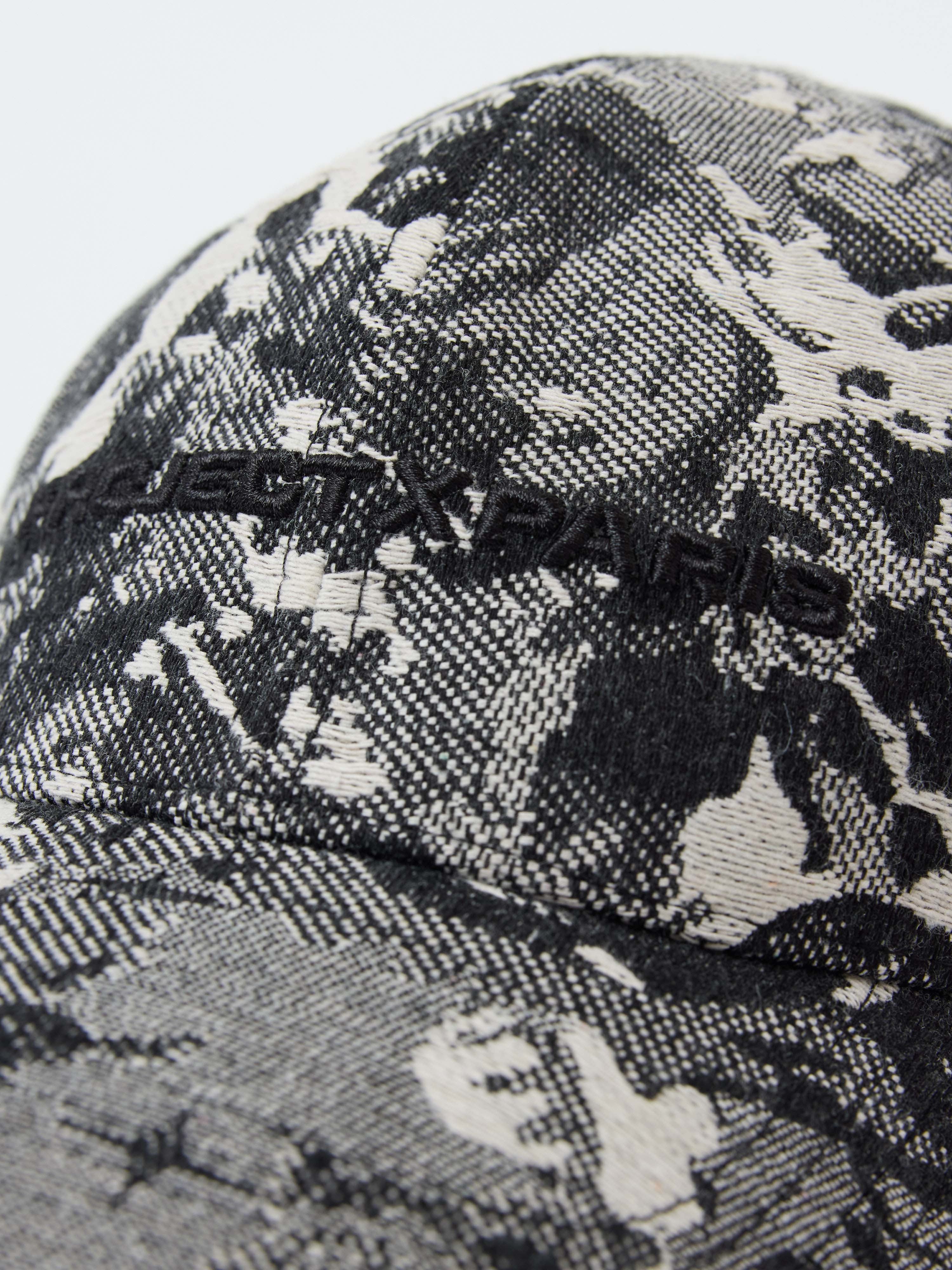 casquette-a-motif-abstrait-noir