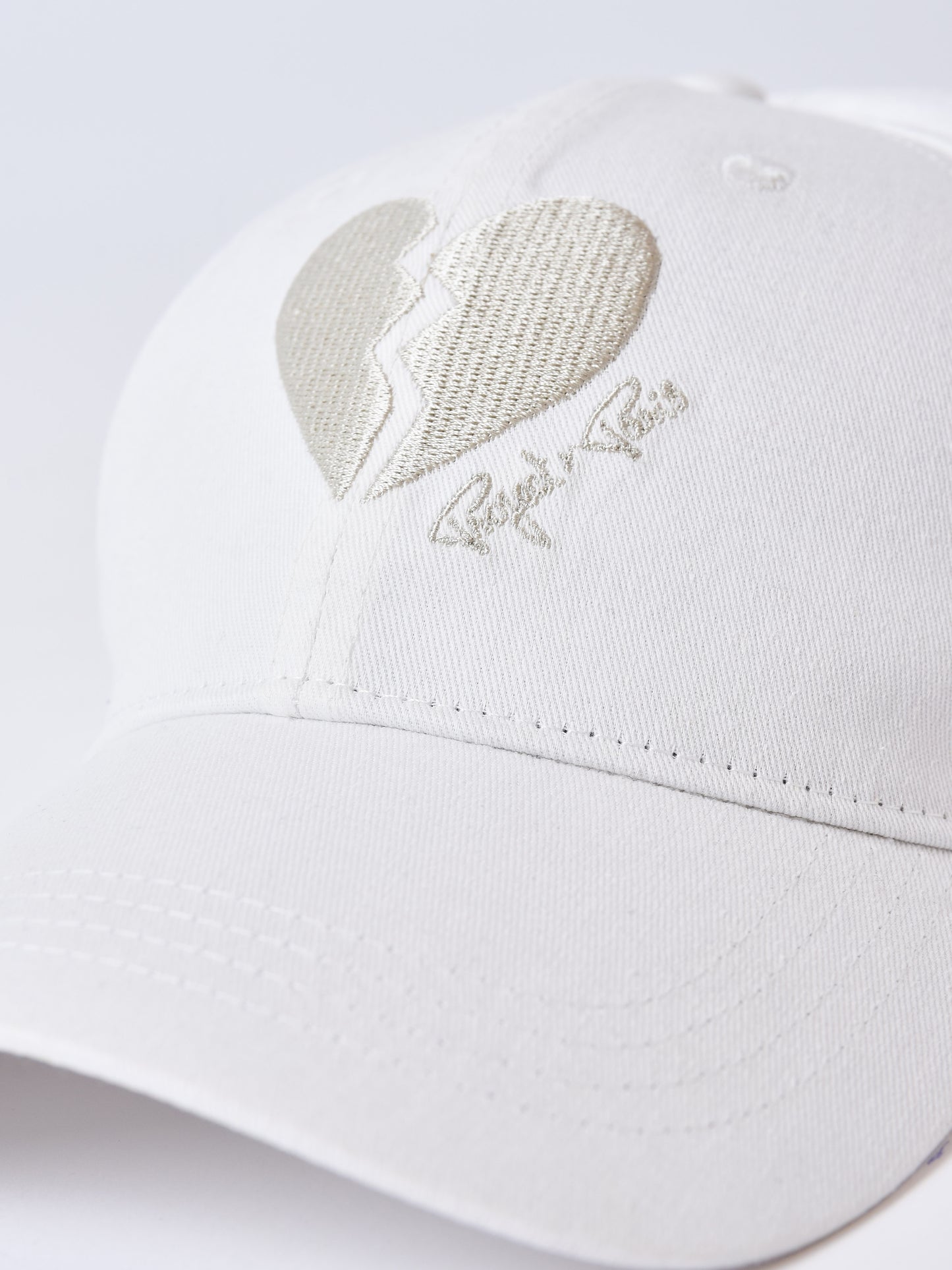 casquette-ajustable-unisexe-coeur-brise-blanc-casse