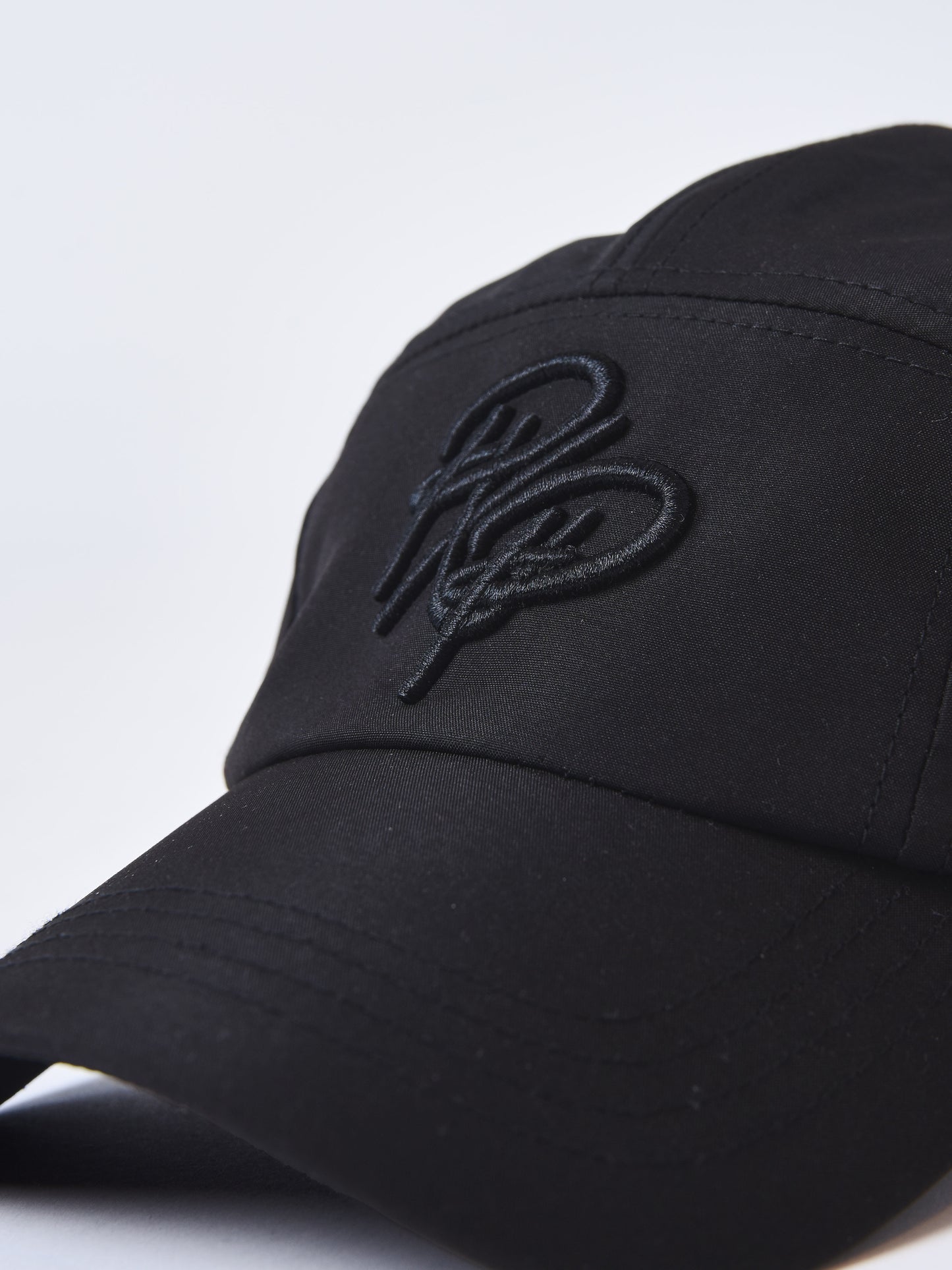 casquette-en-matiere-technique-noir