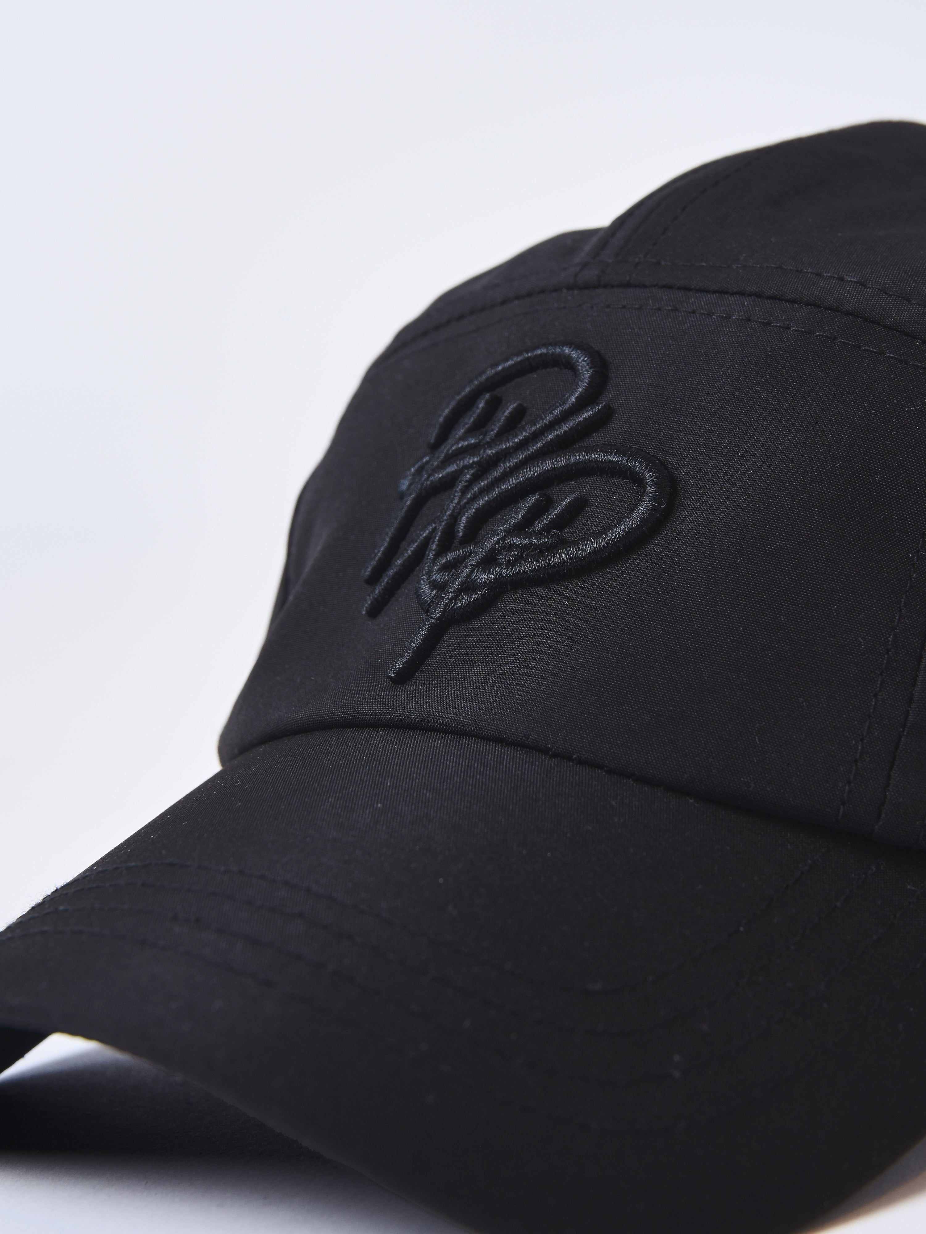 casquette-en-matiere-technique-noir