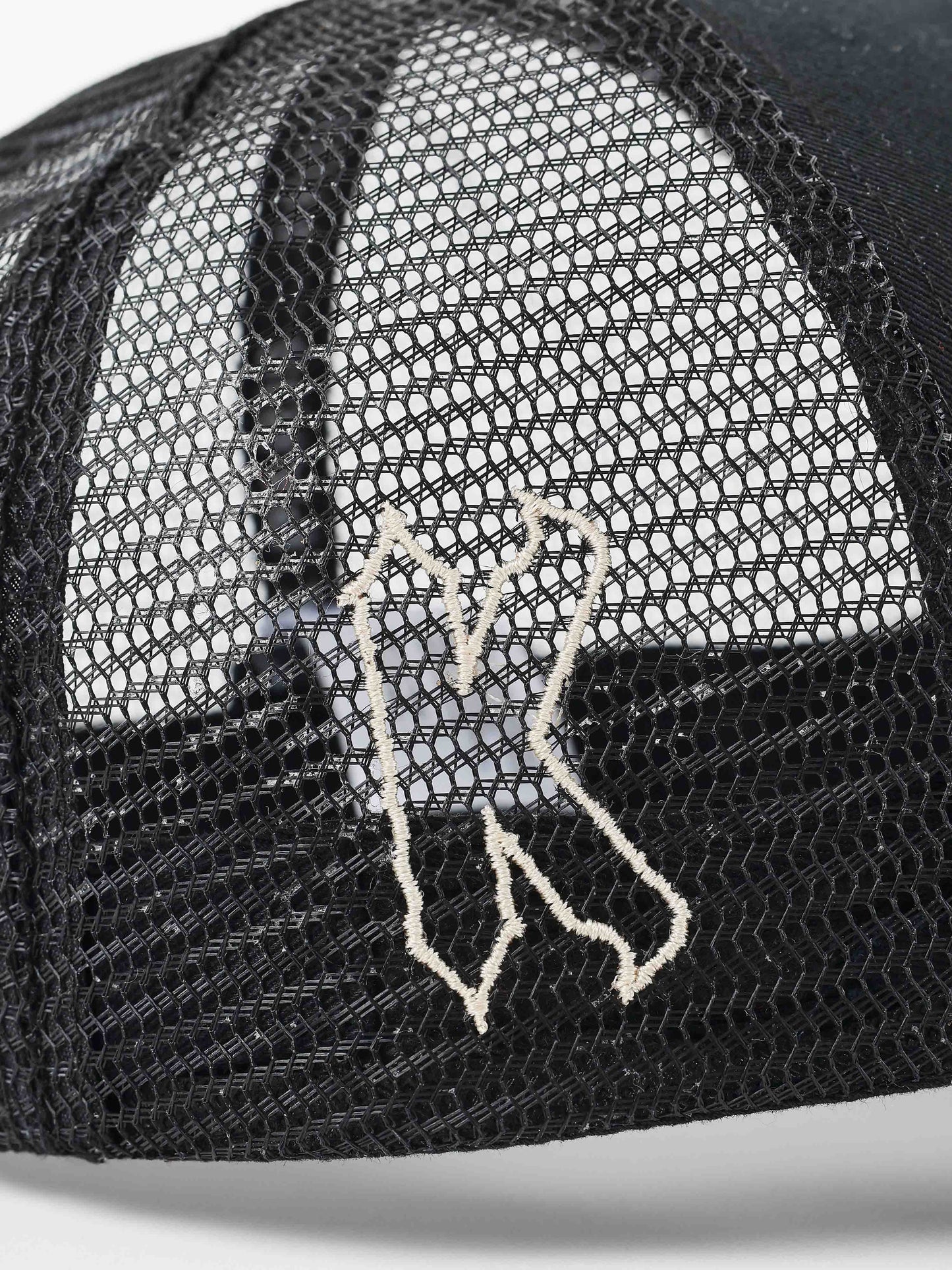 casquette-filet-collaboration-kalash-noir-detailshot