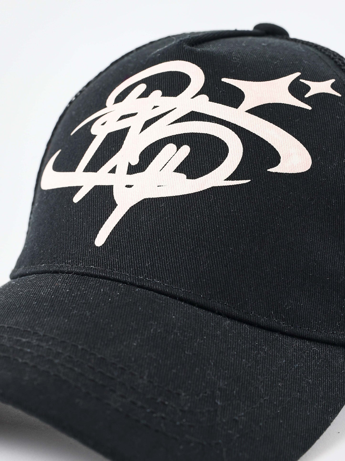 casquette-filet-collaboration-kalash-noir-detailshot