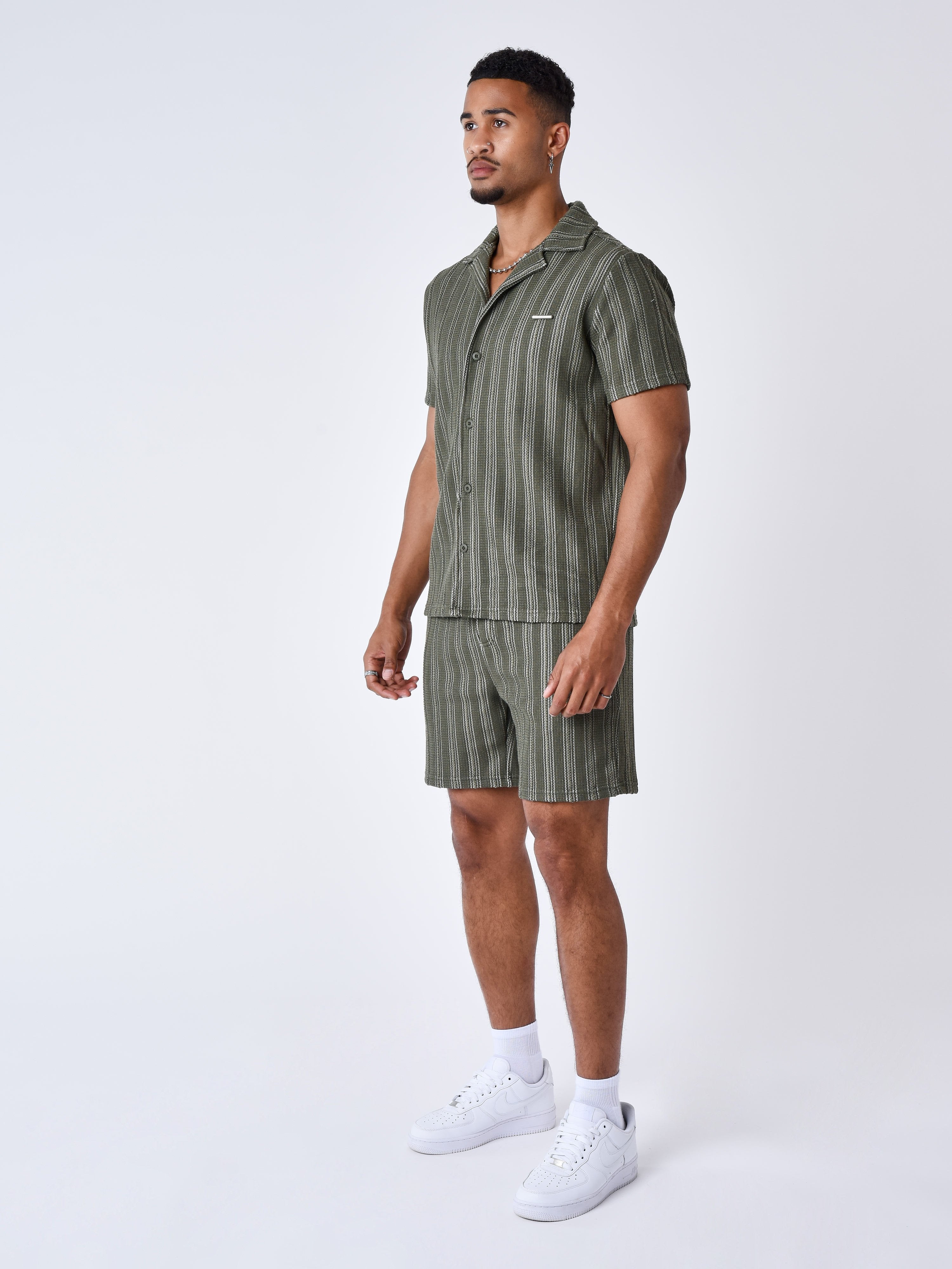 chemise-decontractee-en-maille-olive-fonce