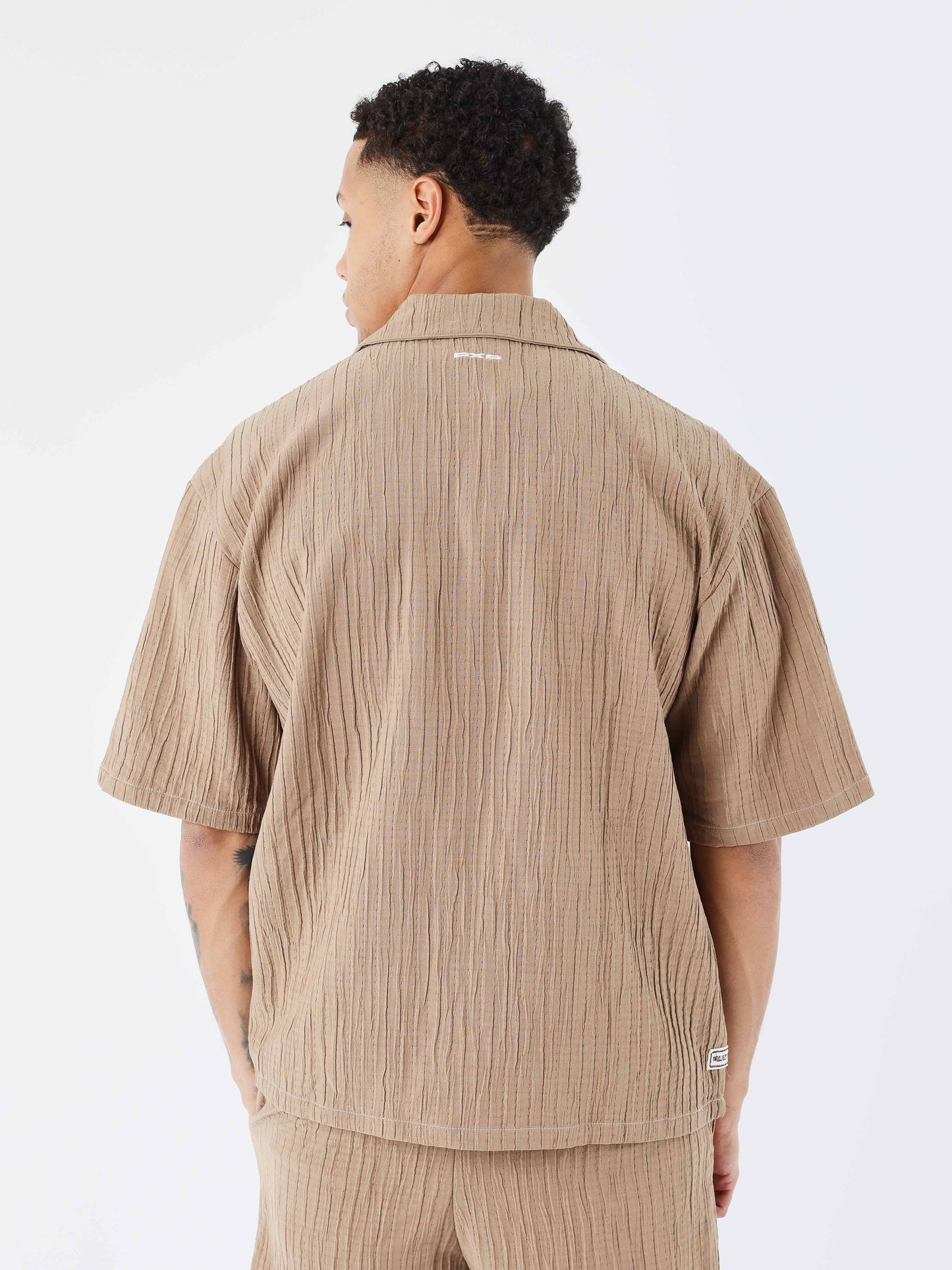 chemise-decontractee-plissee-taupe-modelshot