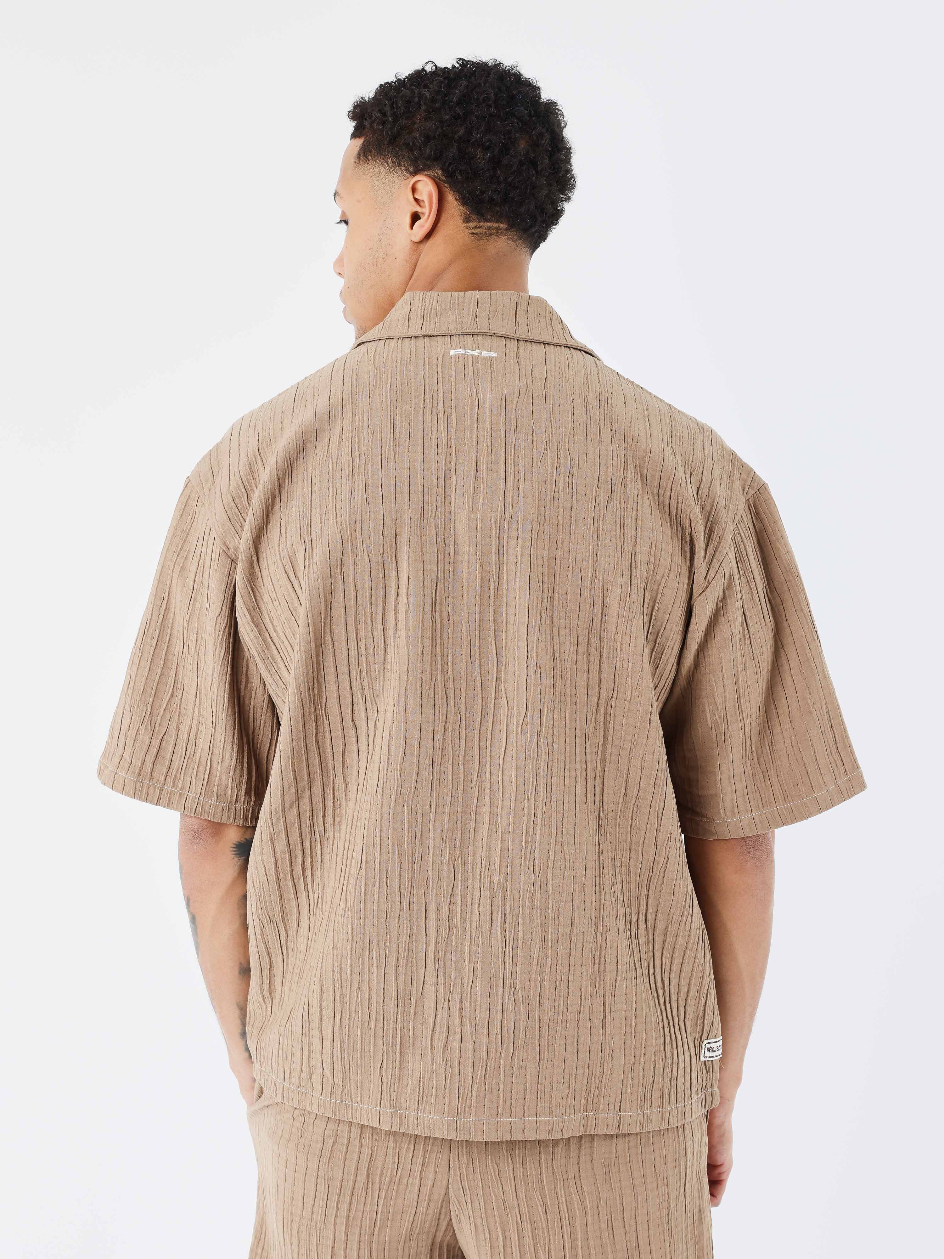 chemise-decontractee-plissee-taupe-modelshot
