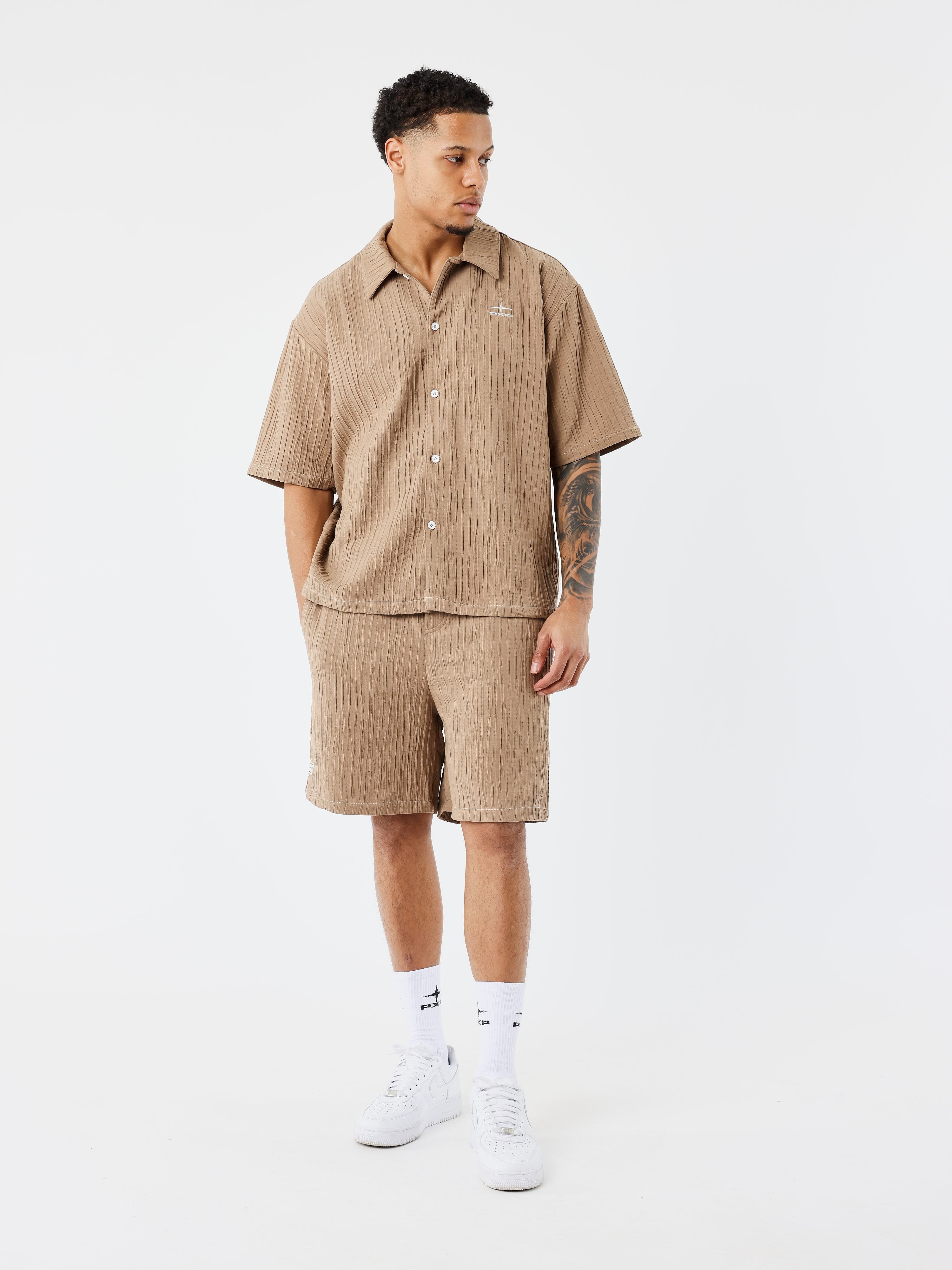 chemise-decontractee-plissee-taupe-modelshot