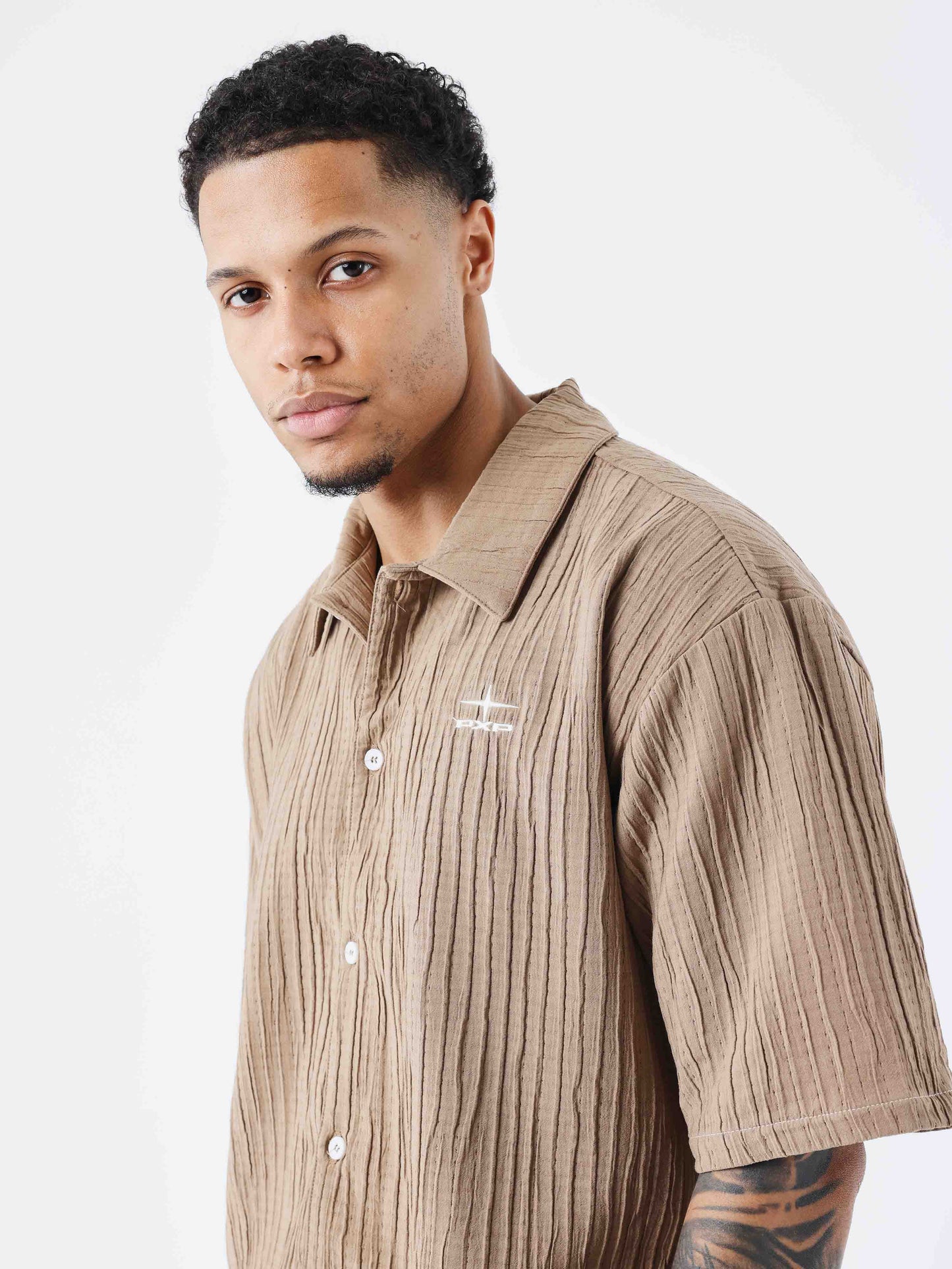 chemise-decontractee-plissee-taupe-modelshot