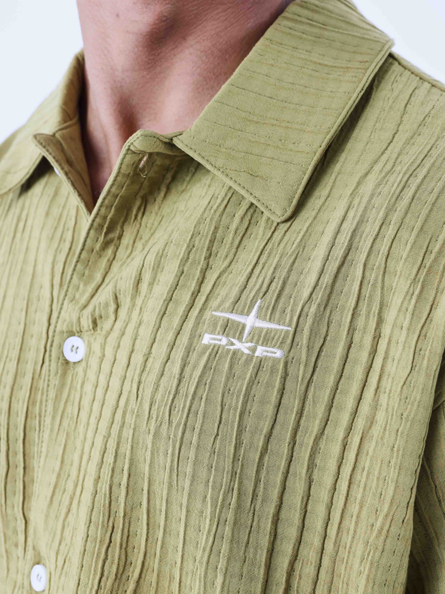 chemise-decontractee-plissee-moutarde-detailshot