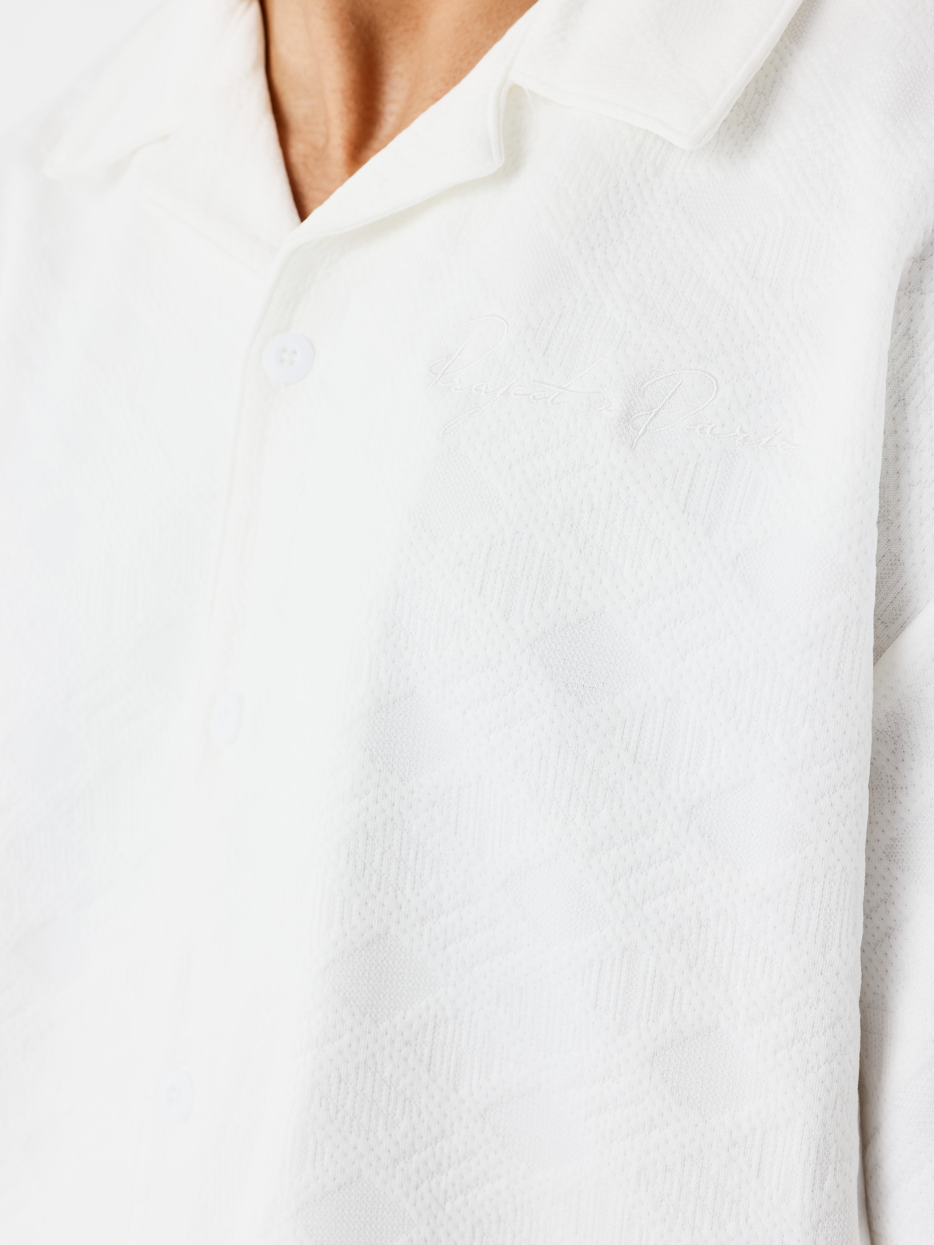 chemise-decontractee-texturee-blanc-detailshot