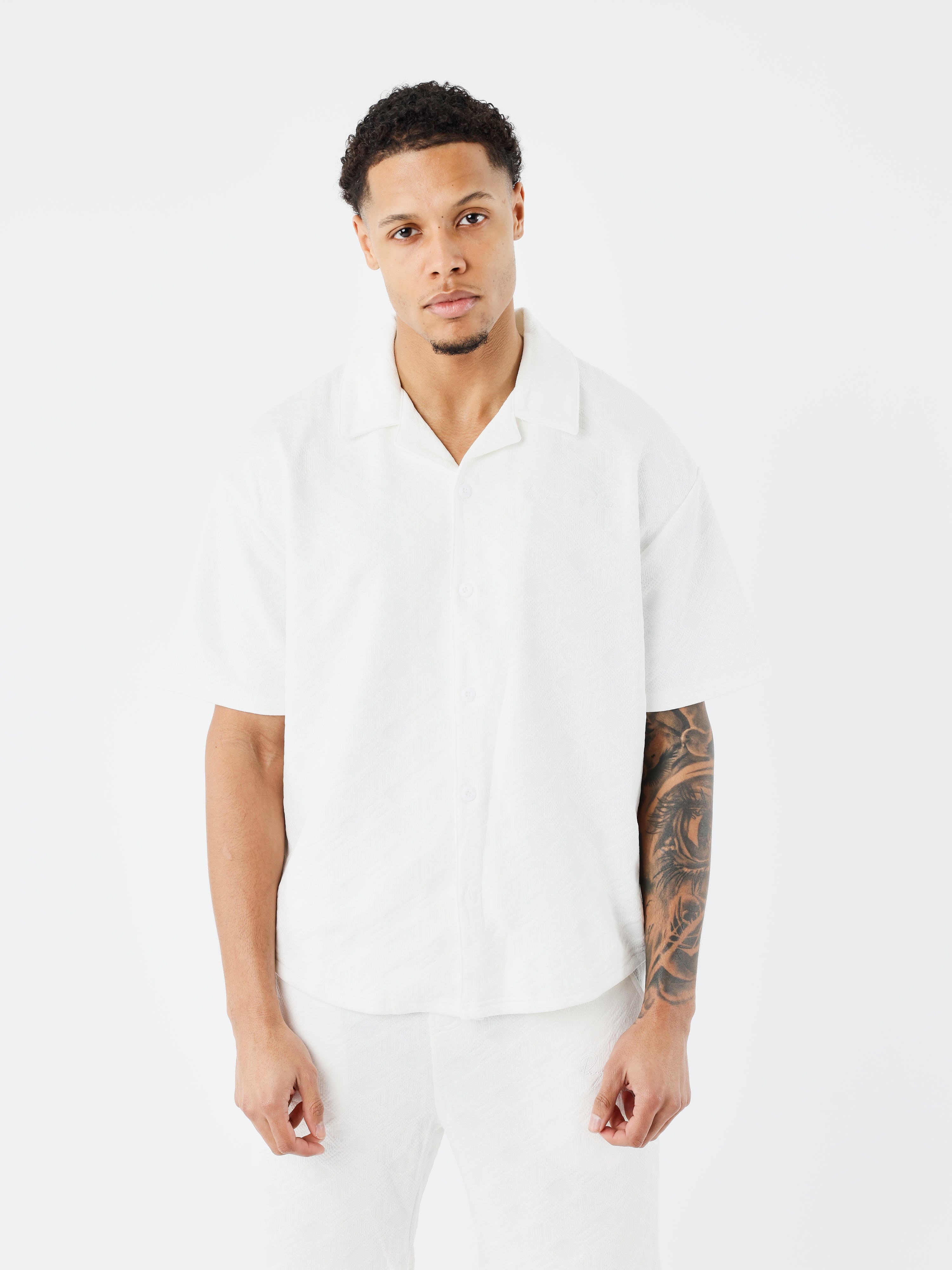chemise-decontractee-texturee-blanc-modelshot