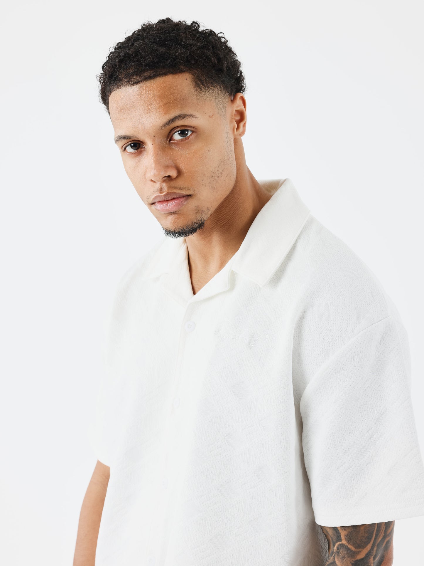 chemise-decontractee-texturee-blanc-modelshot
