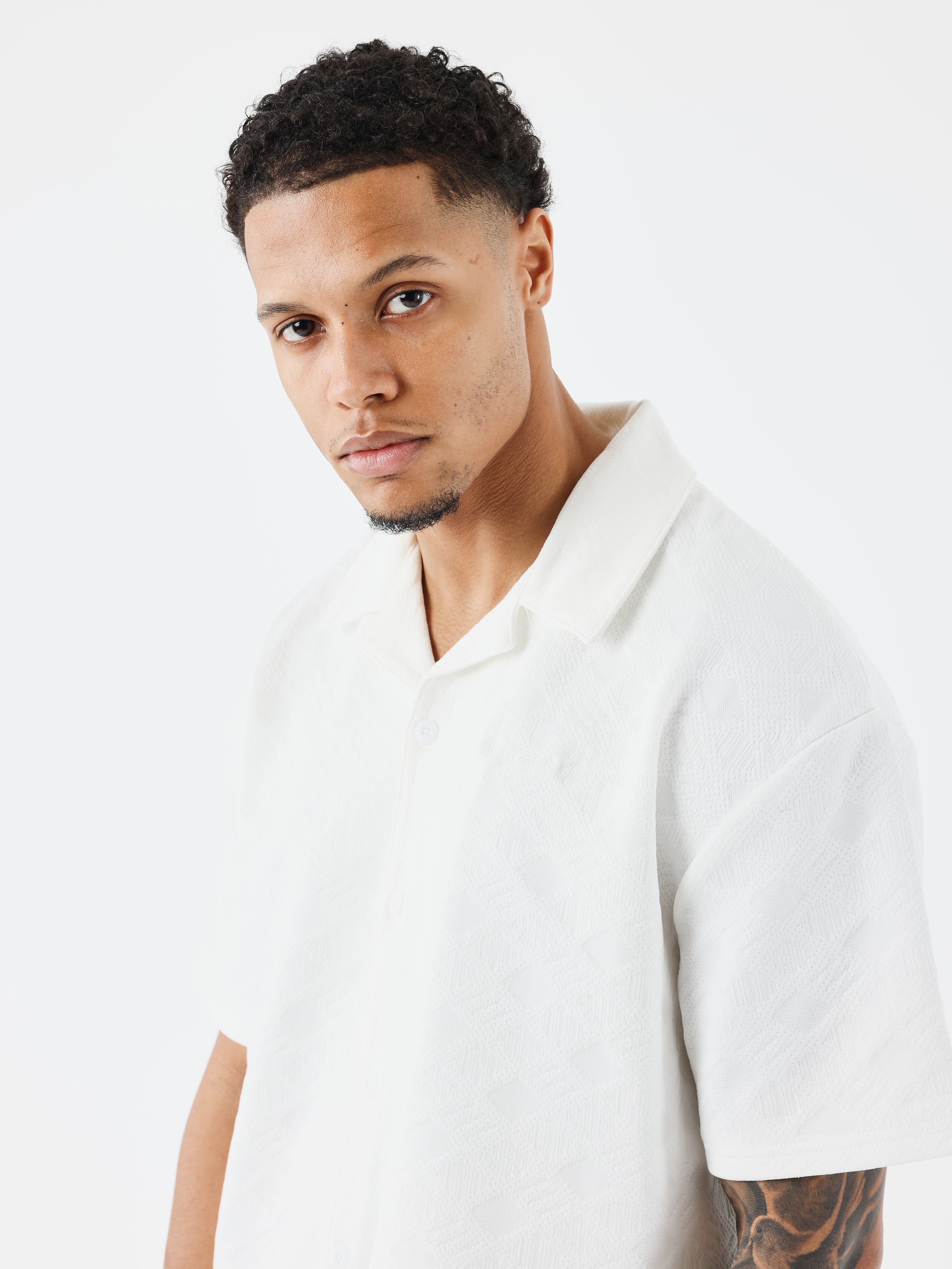 chemise-decontractee-texturee-blanc-modelshot