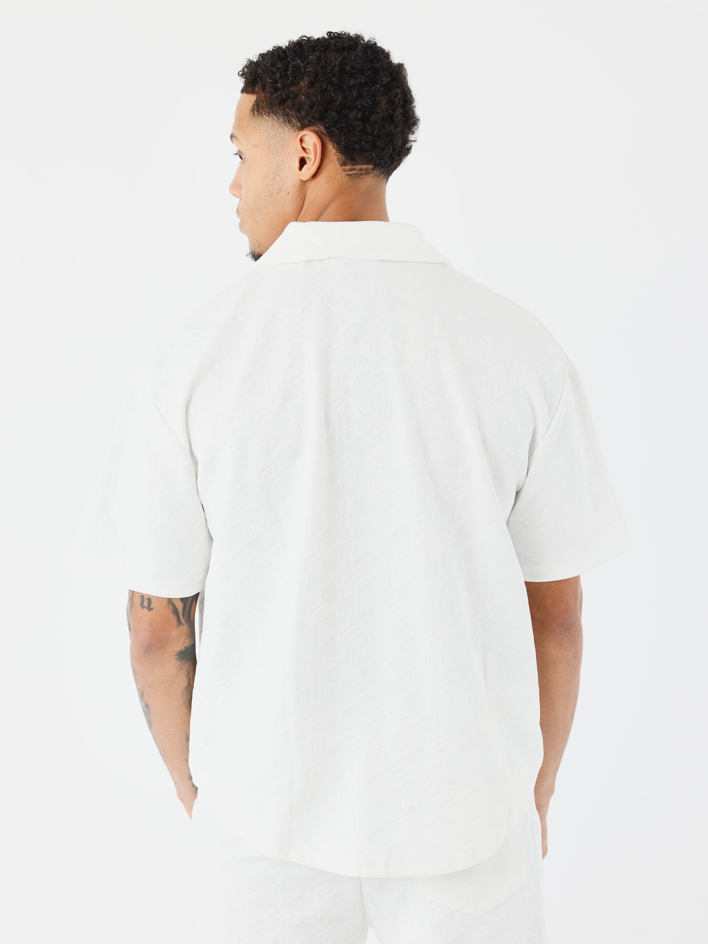 chemise-decontractee-texturee-blanc-modelshot