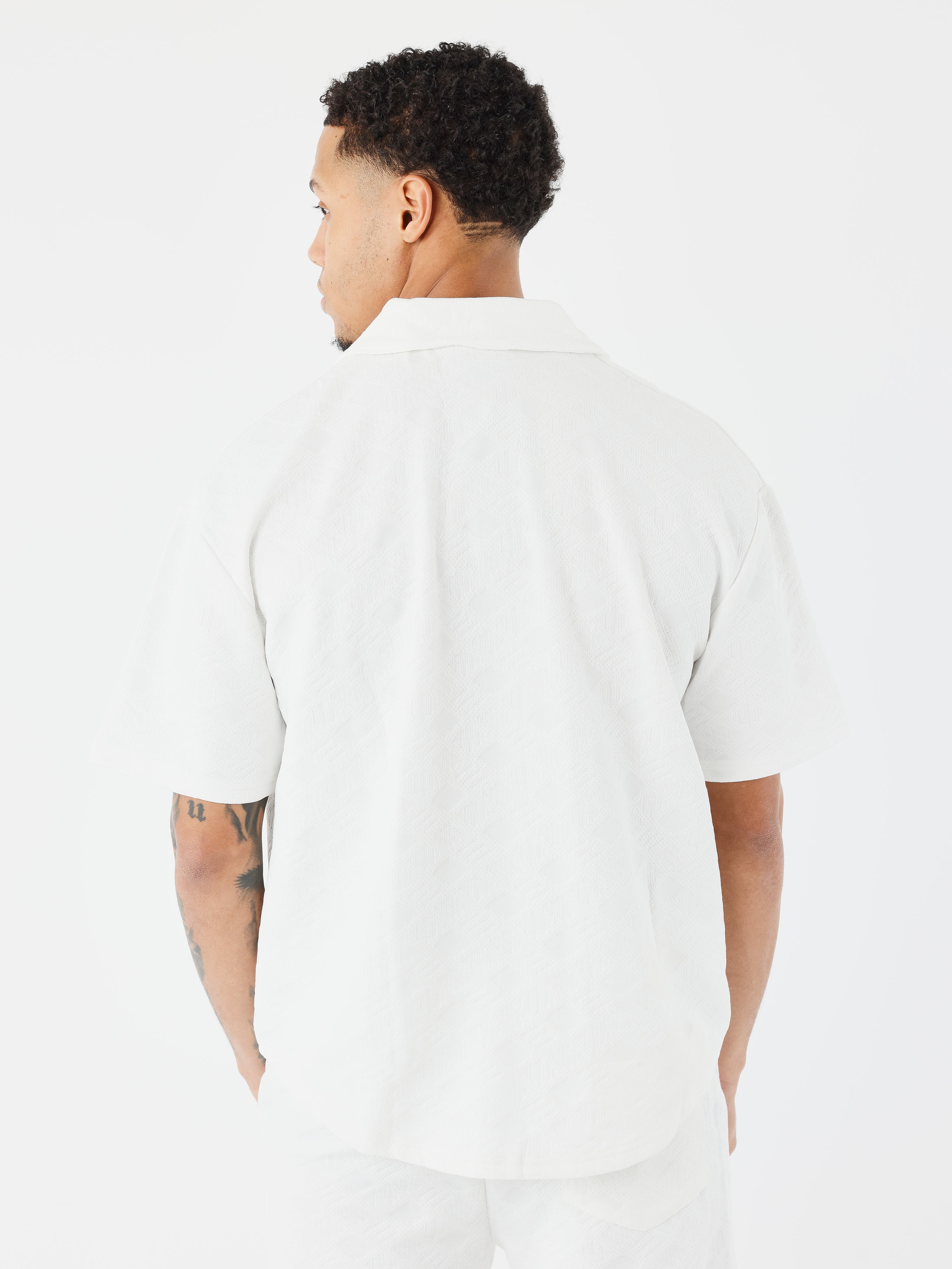 chemise-decontractee-texturee-blanc-modelshot