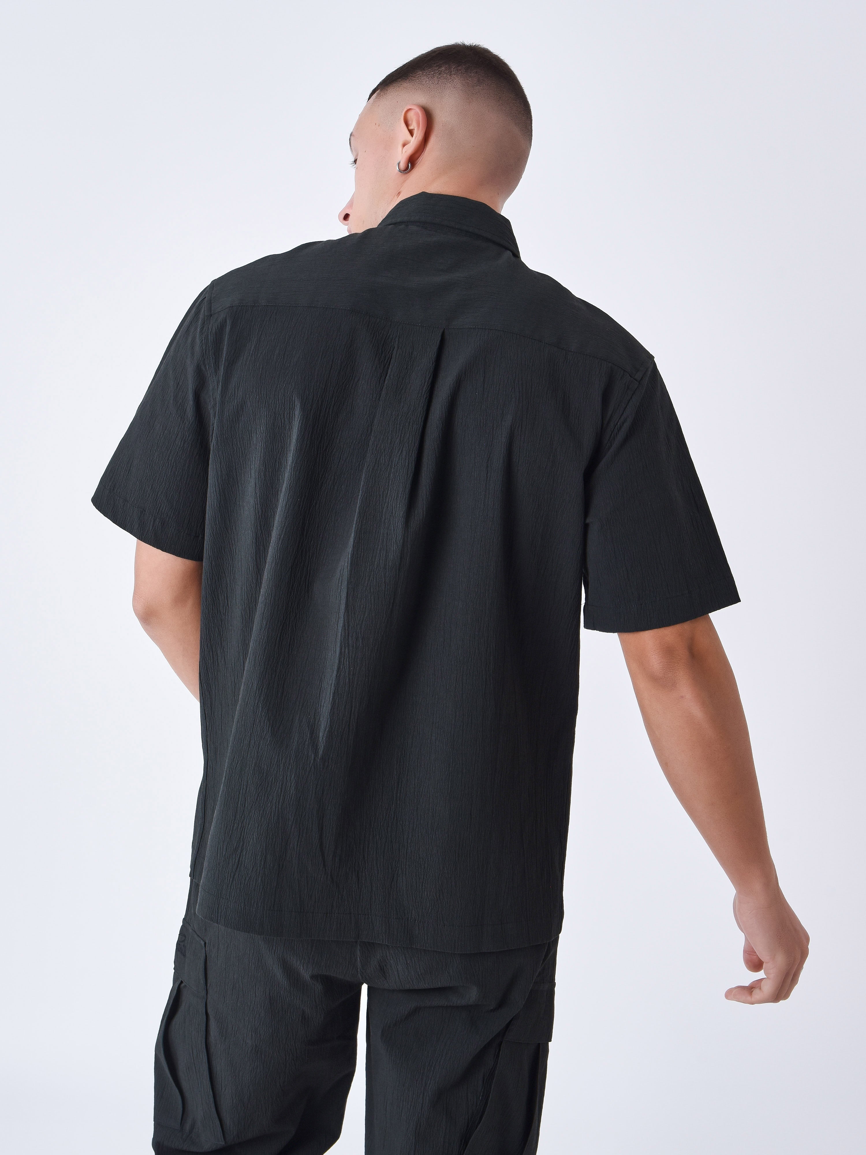 chemise-effet-froisse-a-poches-noir