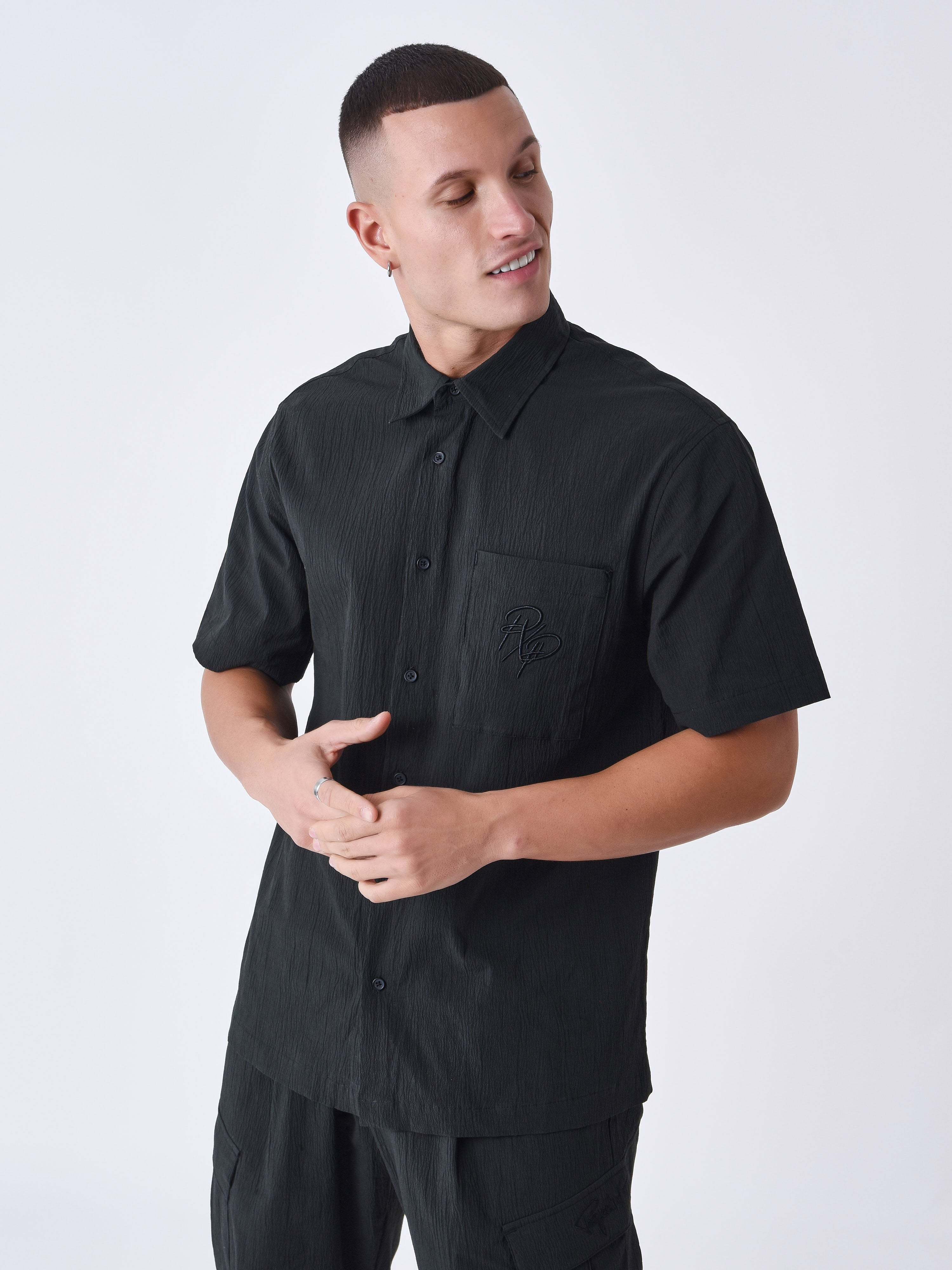 chemise-effet-froisse-a-poches-noir
