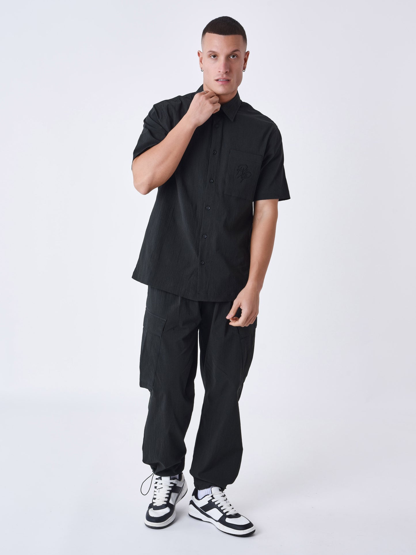 chemise-effet-froisse-a-poches-noir