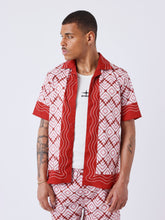 chemise-fluide-geometrique-rouge-modelshot