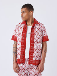 chemise-fluide-geometrique-rouge-modelshot