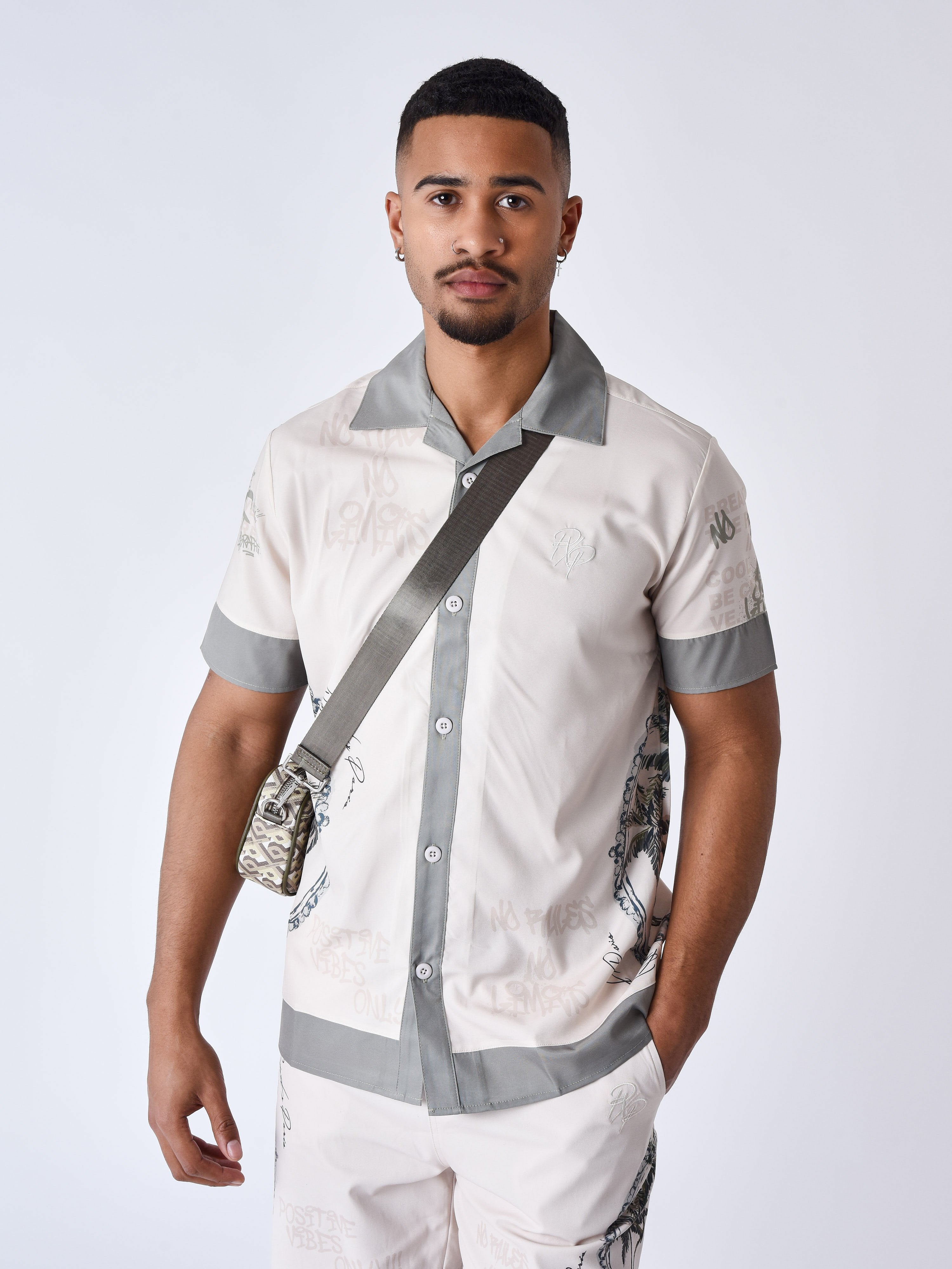 chemise-imprime-palmier-craie-modelshot