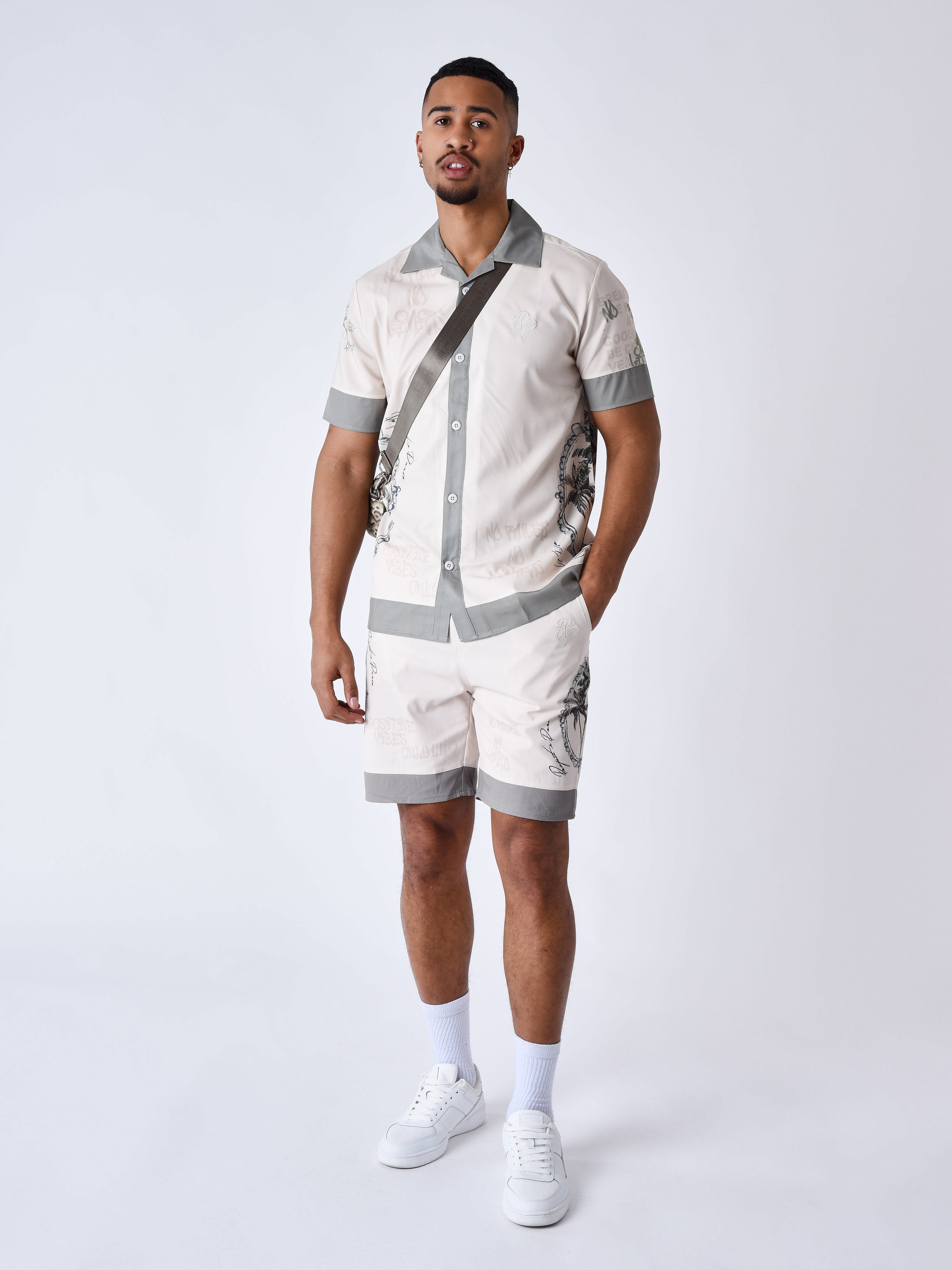 chemise-imprime-palmier-craie-modelshot
