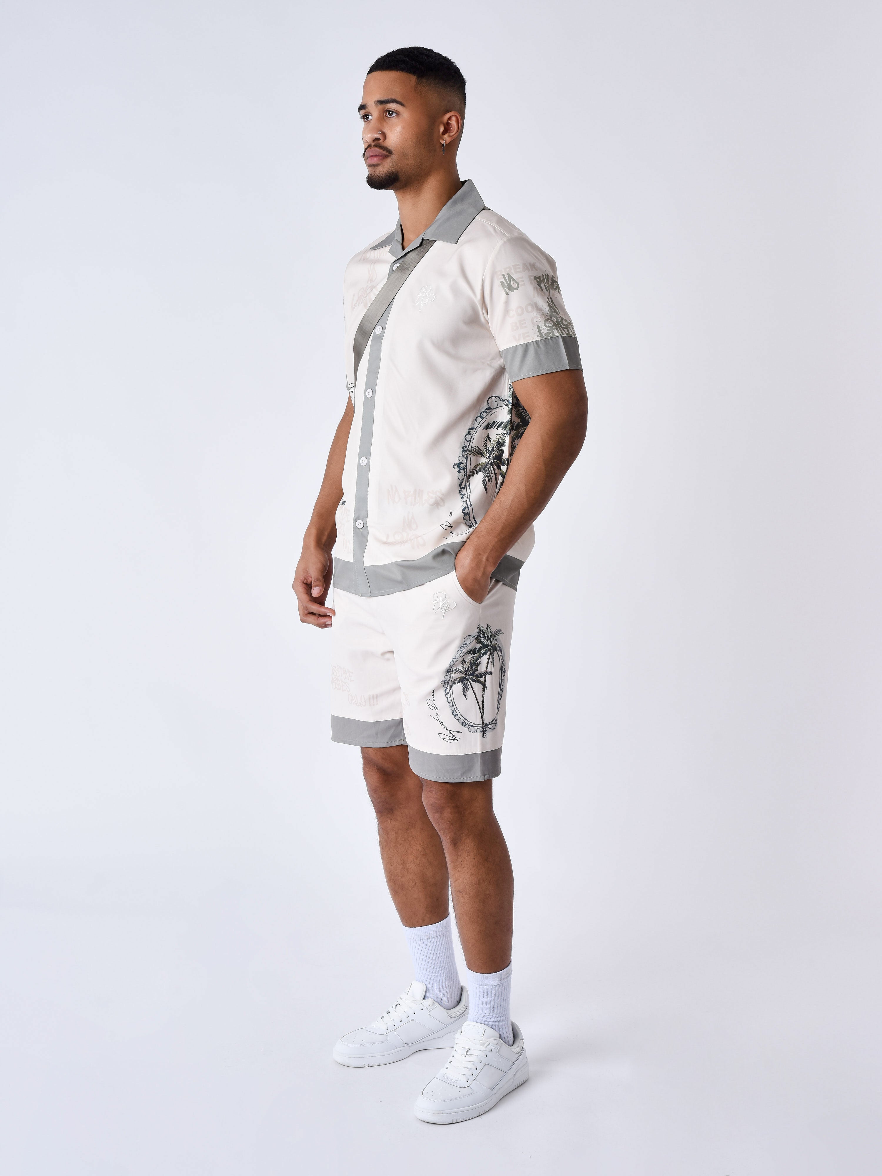 chemise-imprime-palmier-craie-modelshot