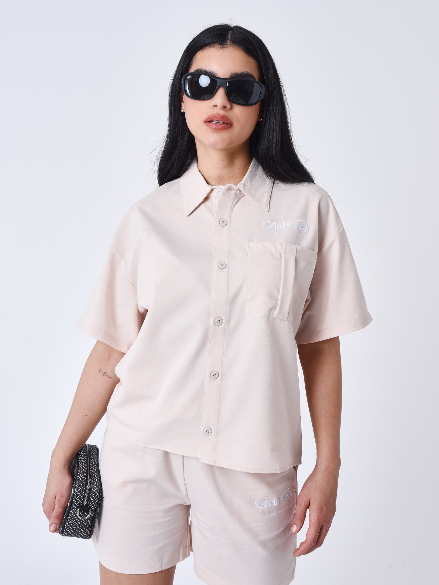 chemise-poche-poitrine-ivoire-modelshot