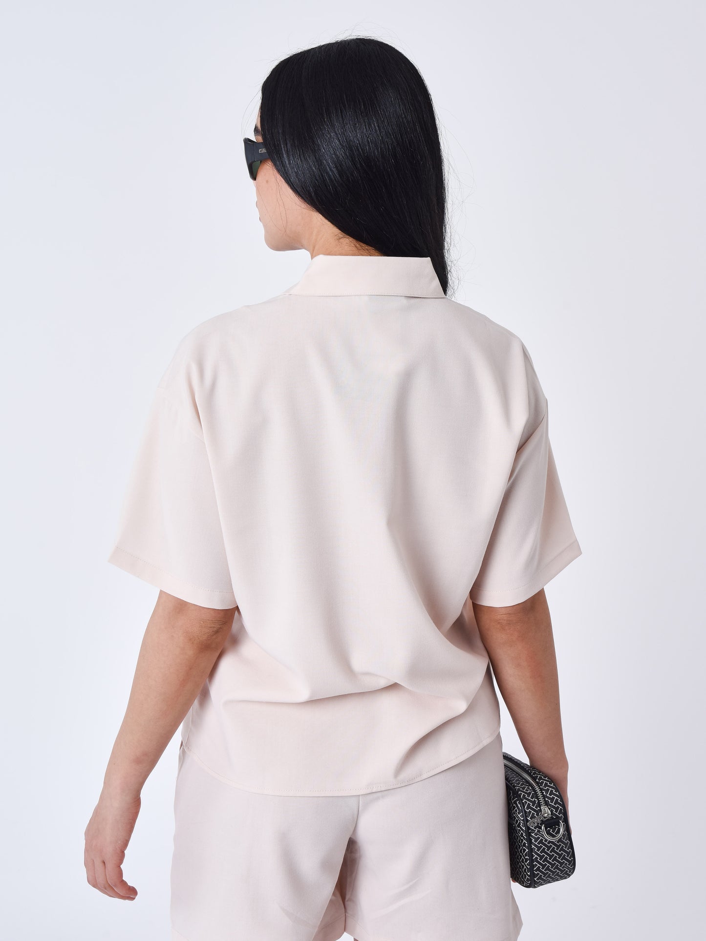 chemise-poche-poitrine-ivoire-modelshot