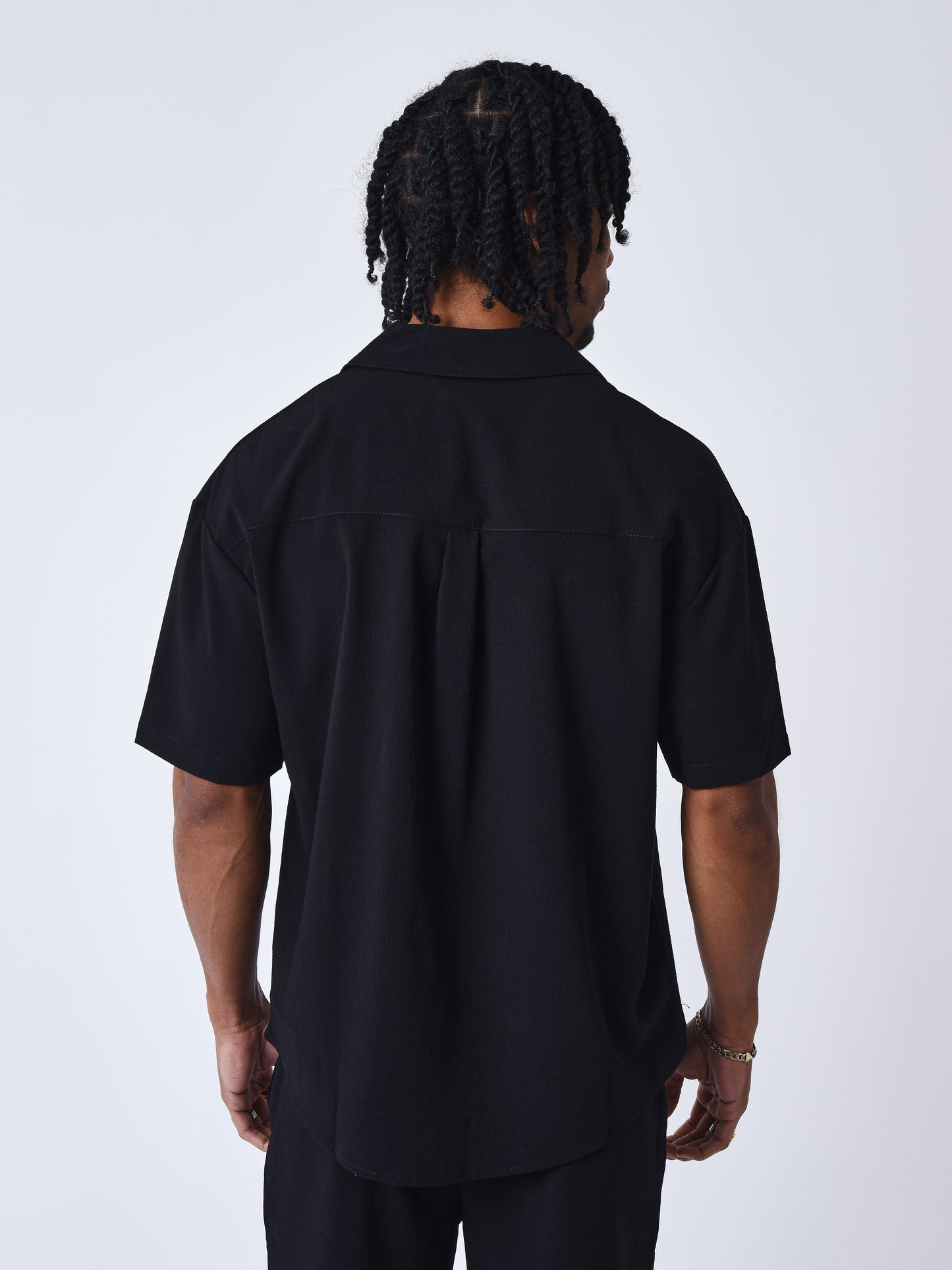chemise-texture-brode-noir-modelshot