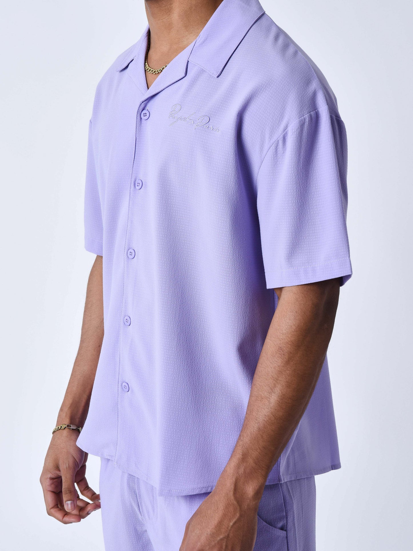 chemise-texture-brode-lilas-modelshot