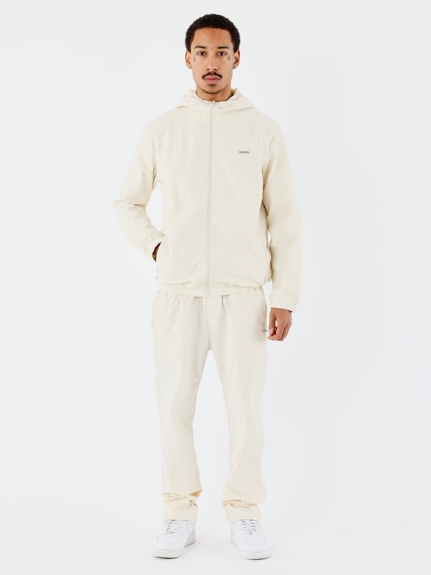 coupe-vent-a-details-brode-craie