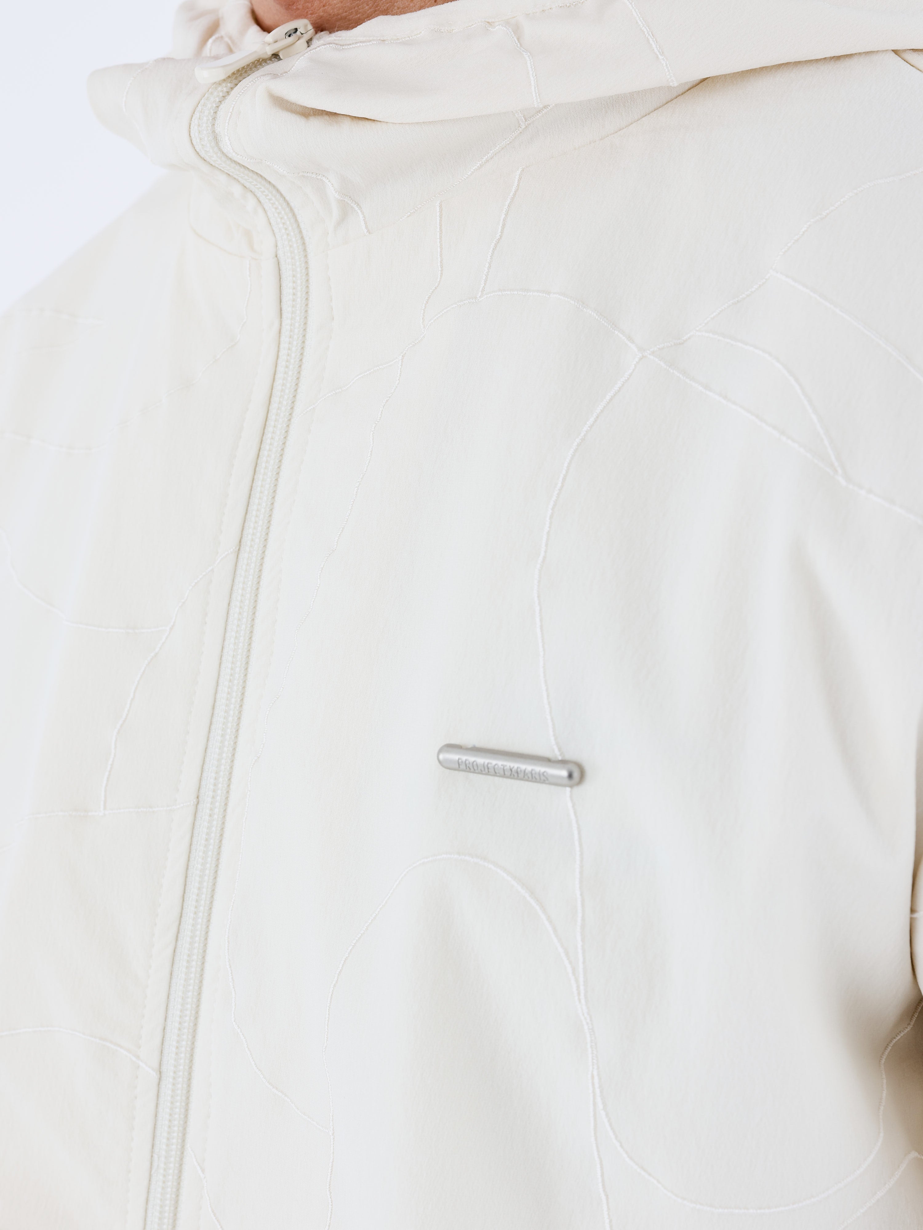 coupe-vent-a-details-brode-craie