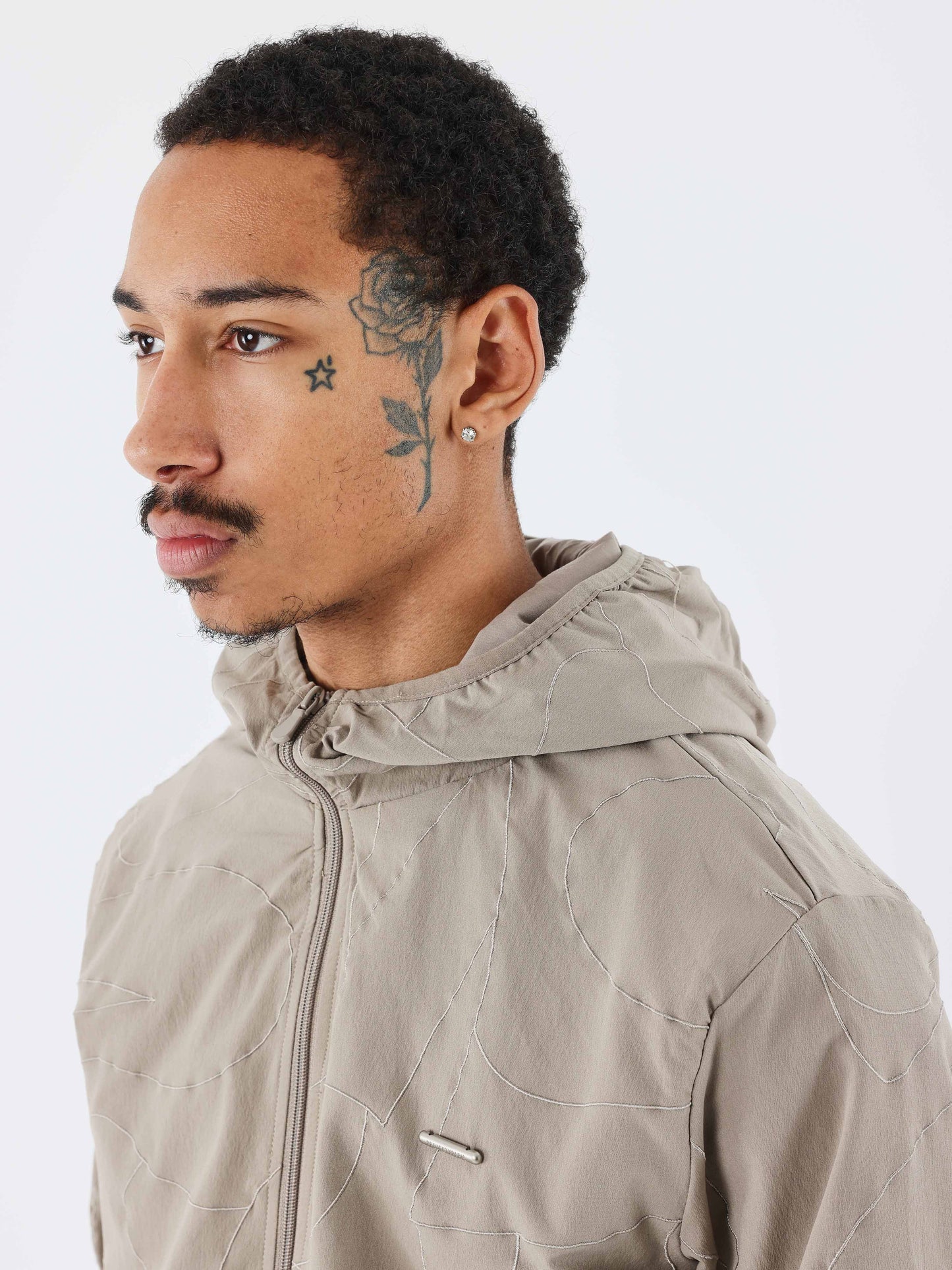 coupe-vent-a-details-brode-taupe