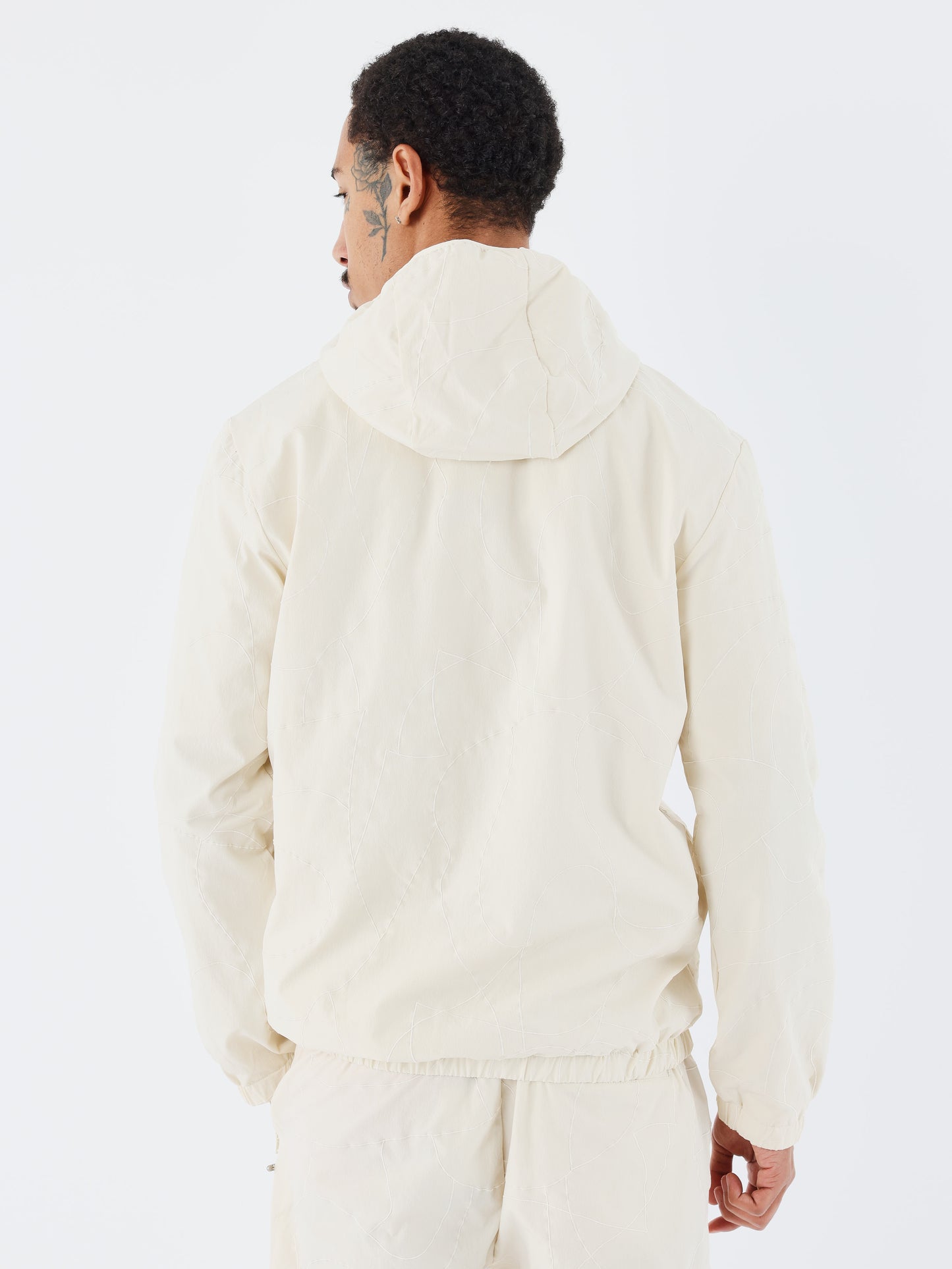 coupe-vent-a-details-brode-craie