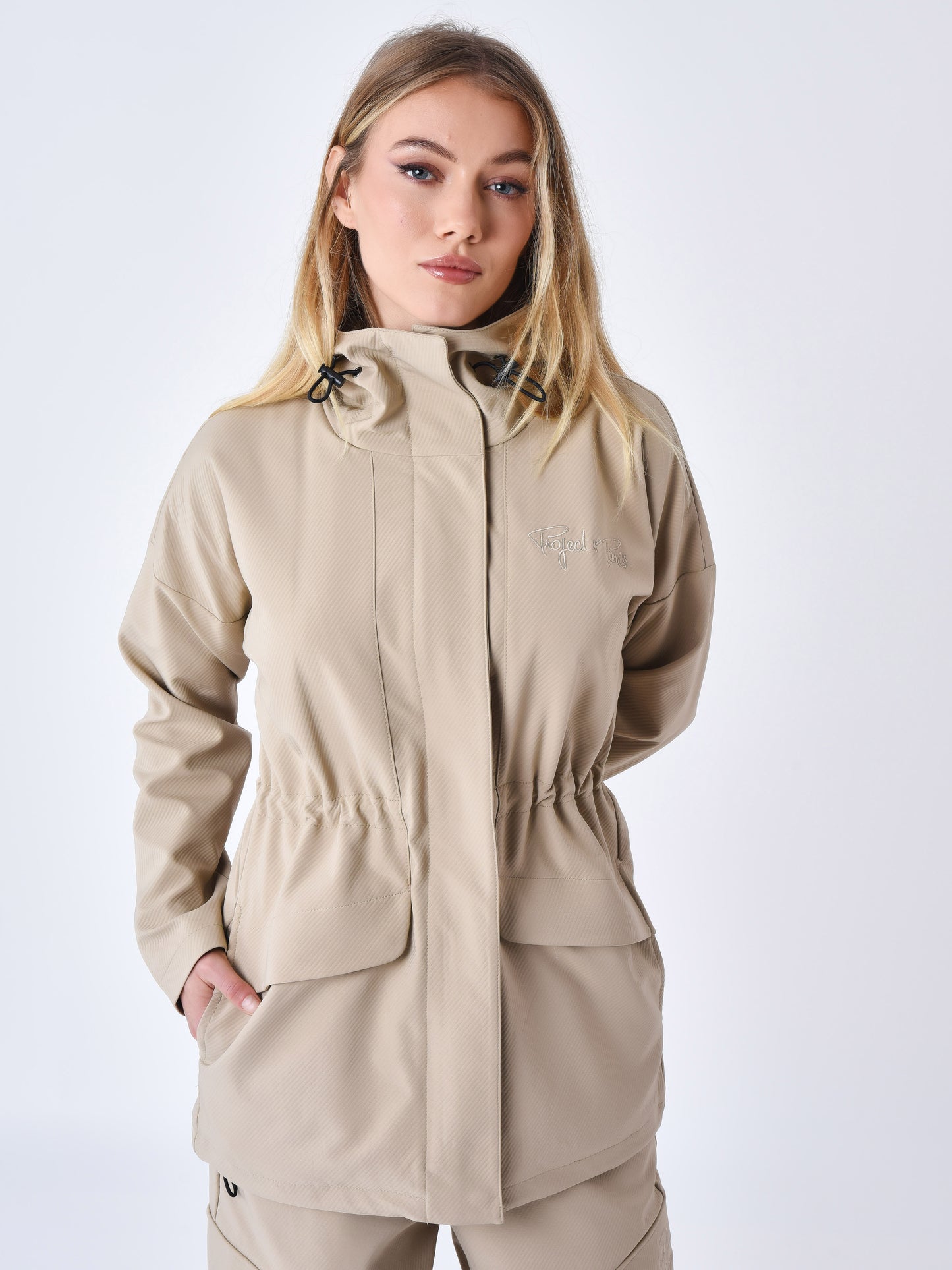 coupe-vent-longue-beige-modelshot