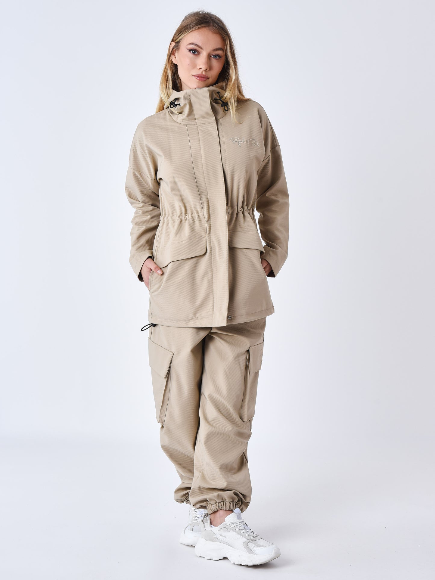 coupe-vent-longue-beige-modelshot