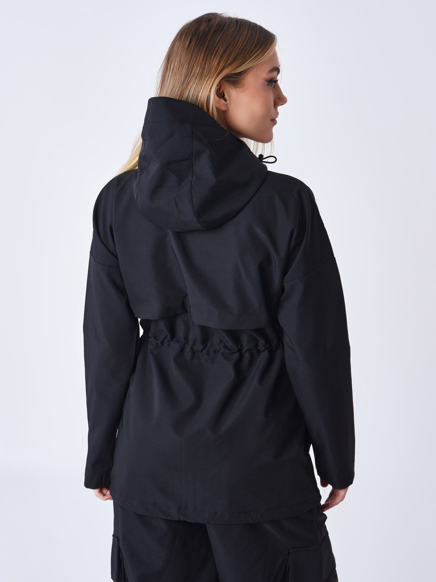 coupe-vent-longue-noir-modelshot
