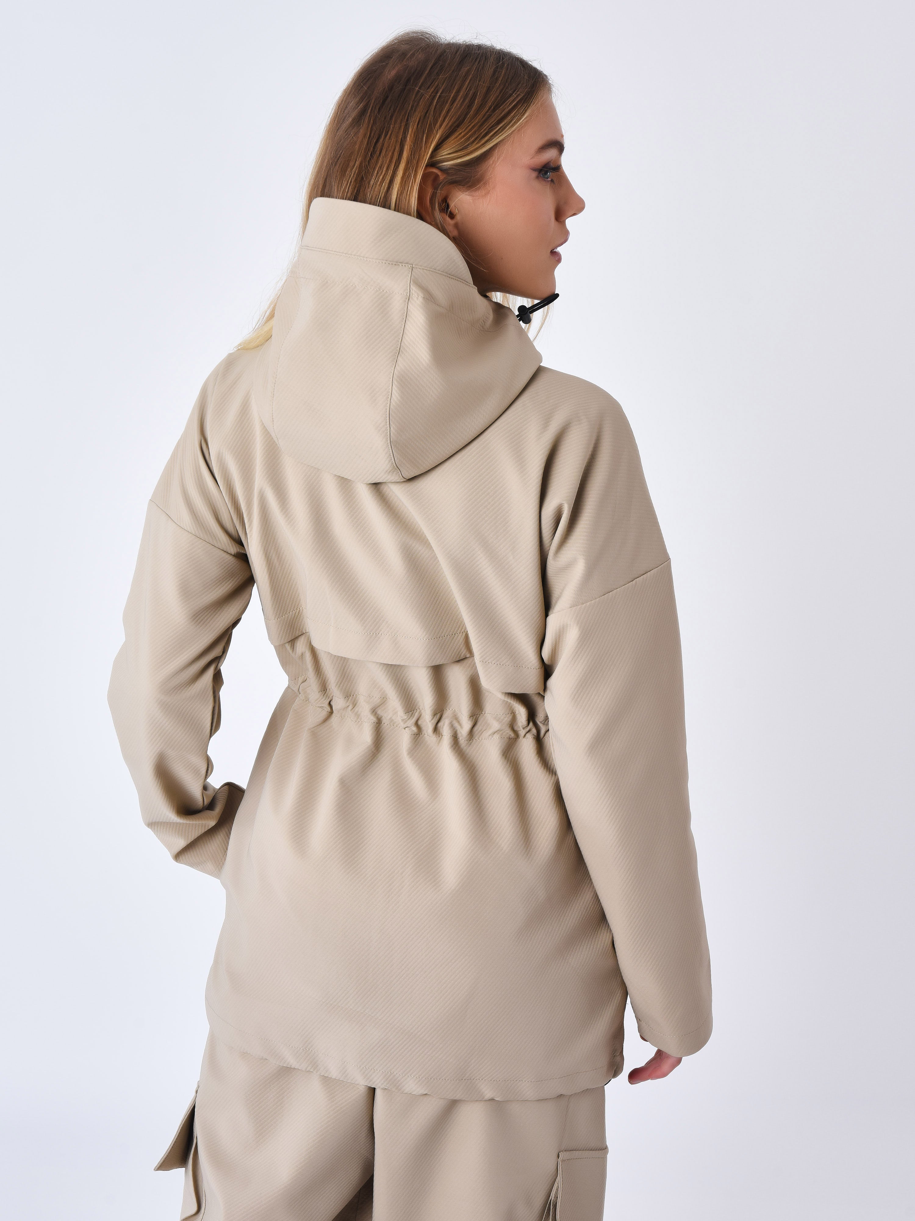 coupe-vent-longue-beige-modelshot