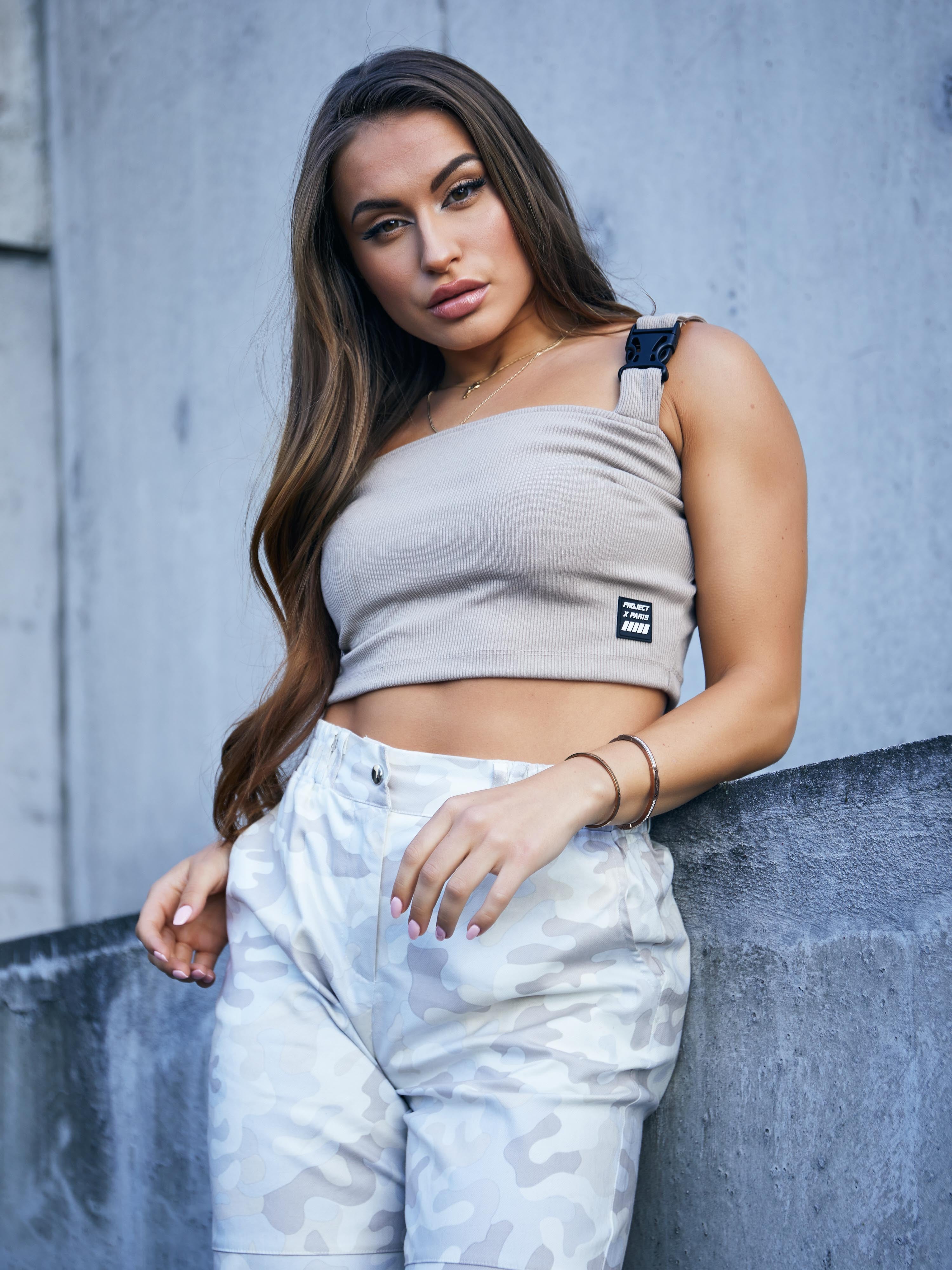 crop-top-avec-clips-bretelle-f201067-beige-modelshot