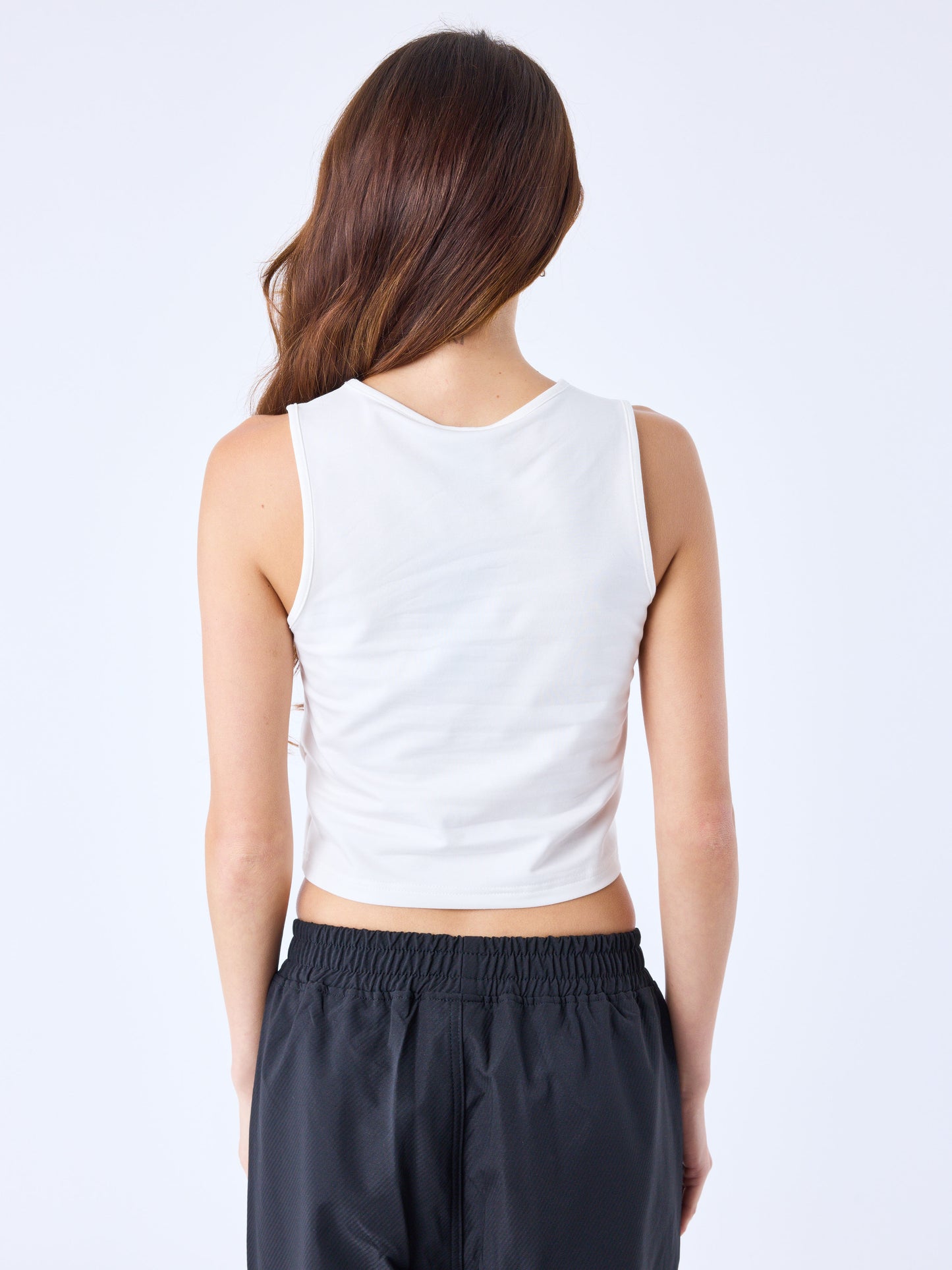 crop-top-debardeur-essentials-blanc-casse-modelshot
