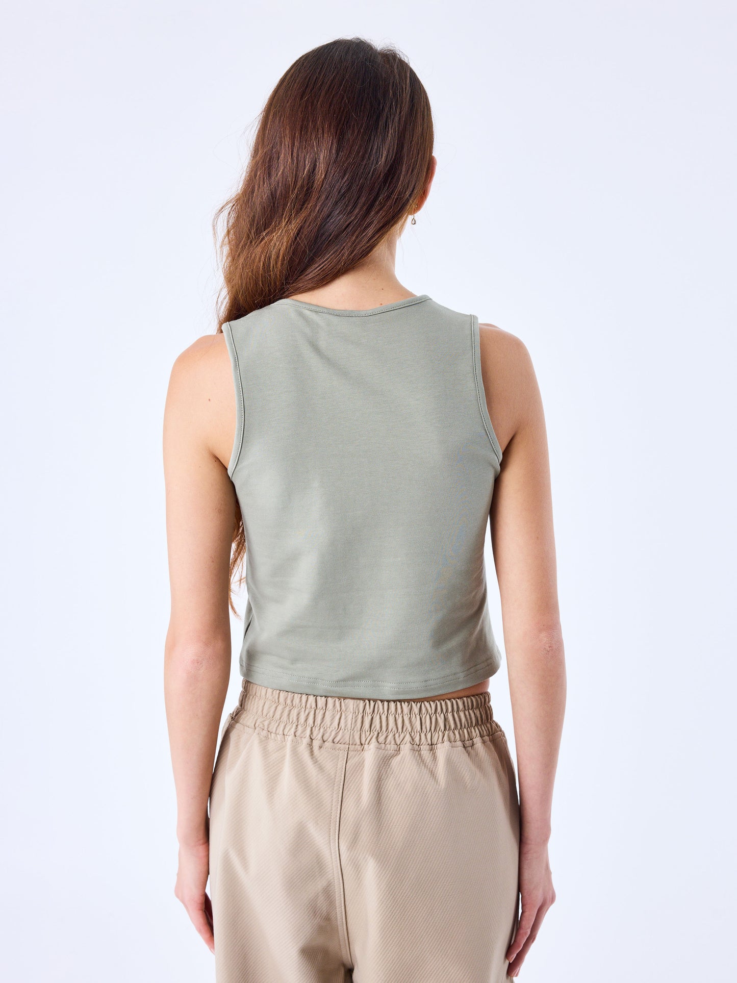 crop-top-debardeur-essentials-olive-modelshot