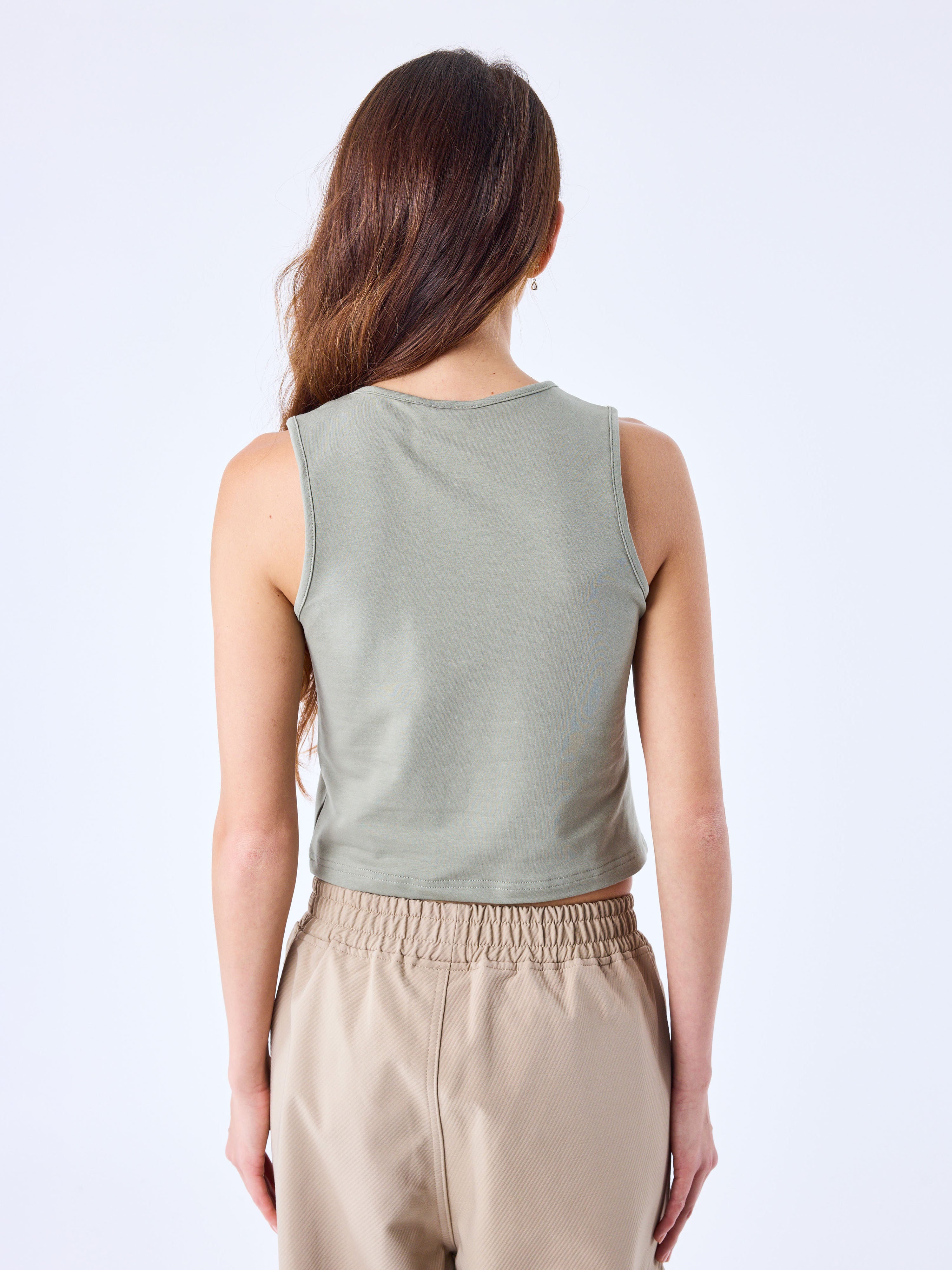crop-top-debardeur-essentials-olive-modelshot