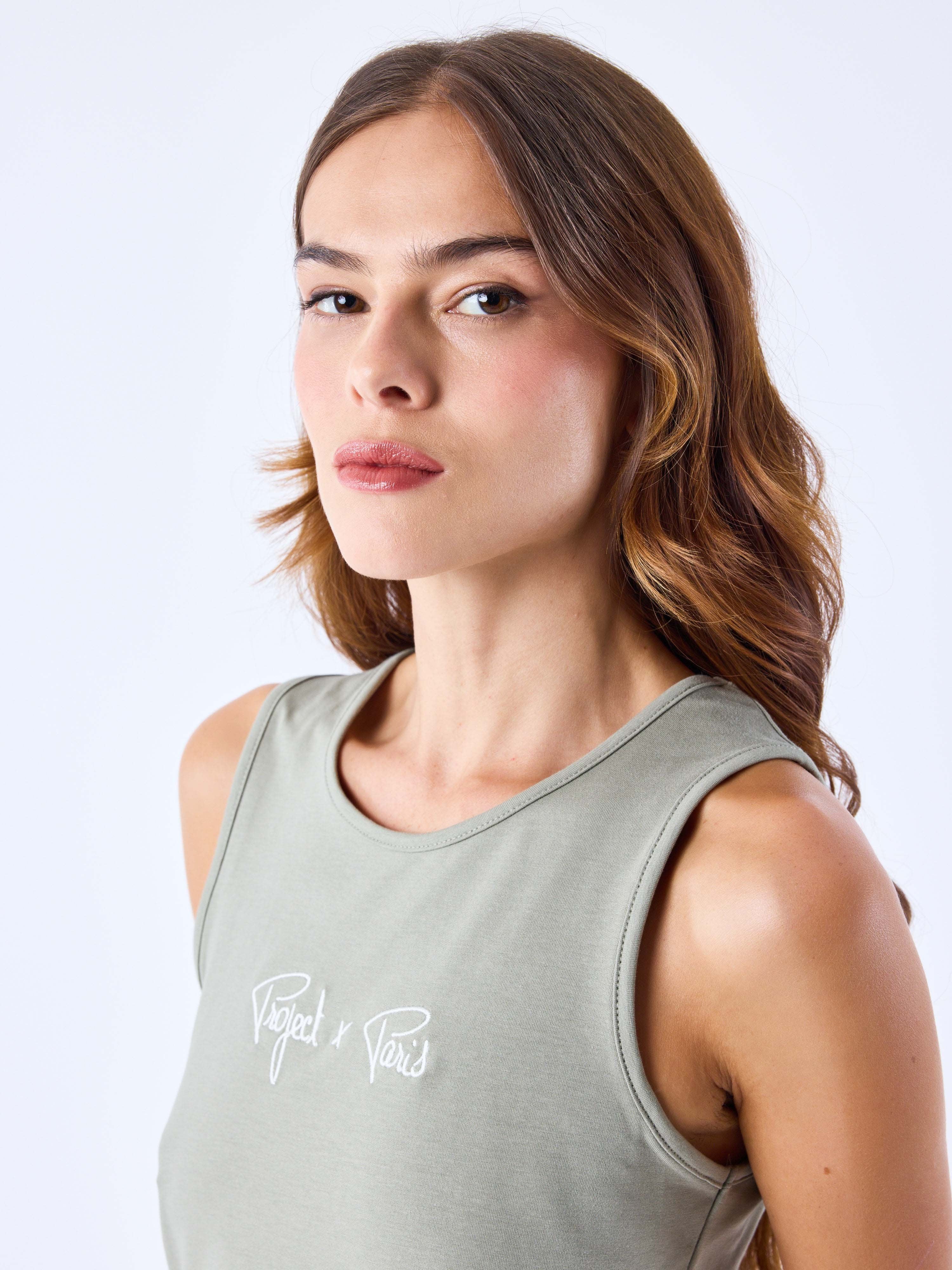 crop-top-debardeur-essentials-olive-modelshot