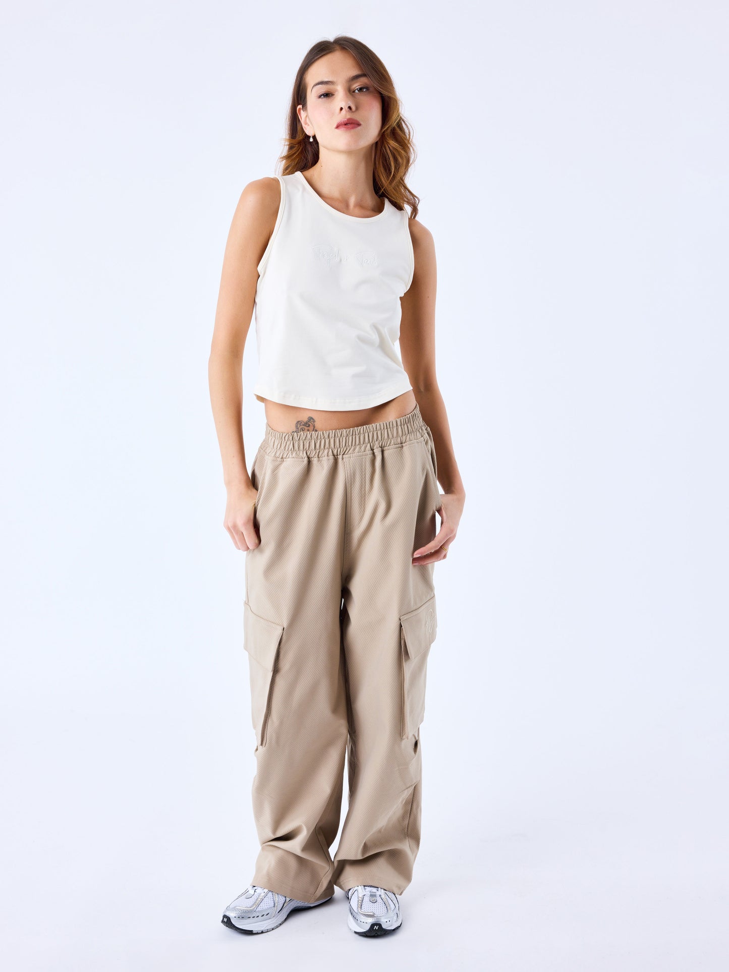crop-top-debardeur-essentials-craie-modelshot