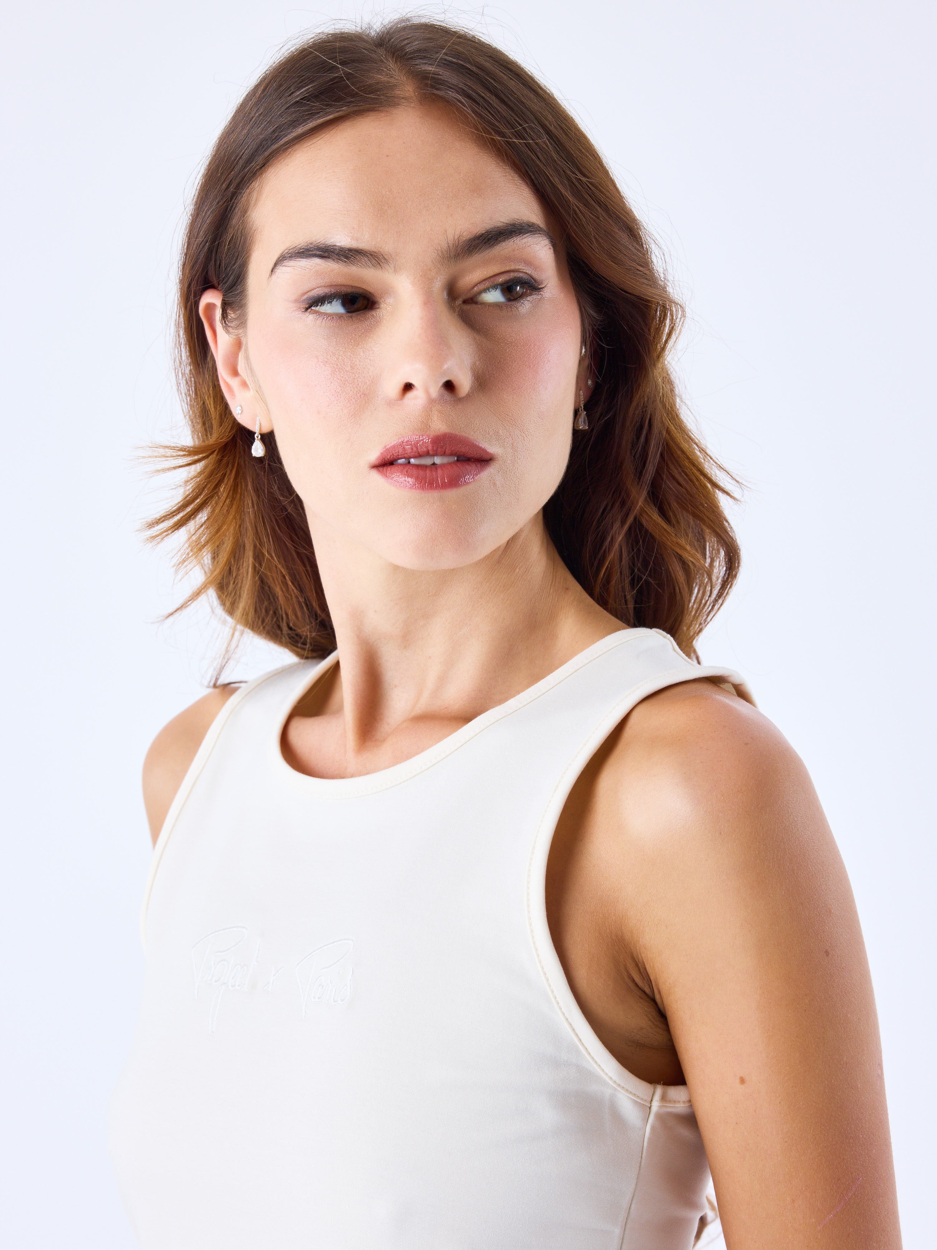 crop-top-debardeur-essentials-craie-modelshot