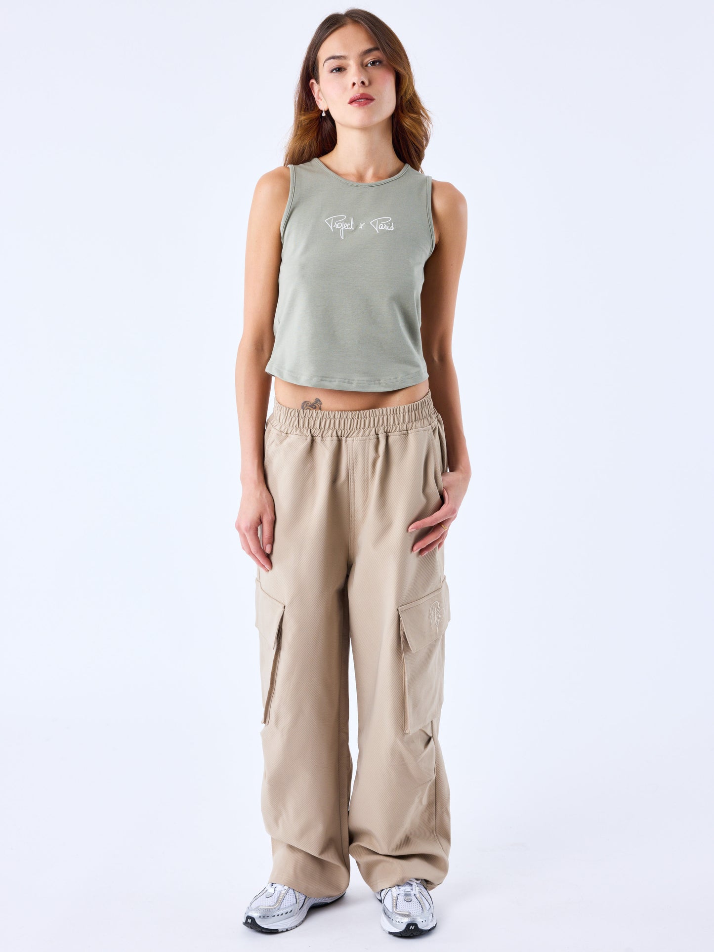 crop-top-debardeur-essentials-olive-modelshot